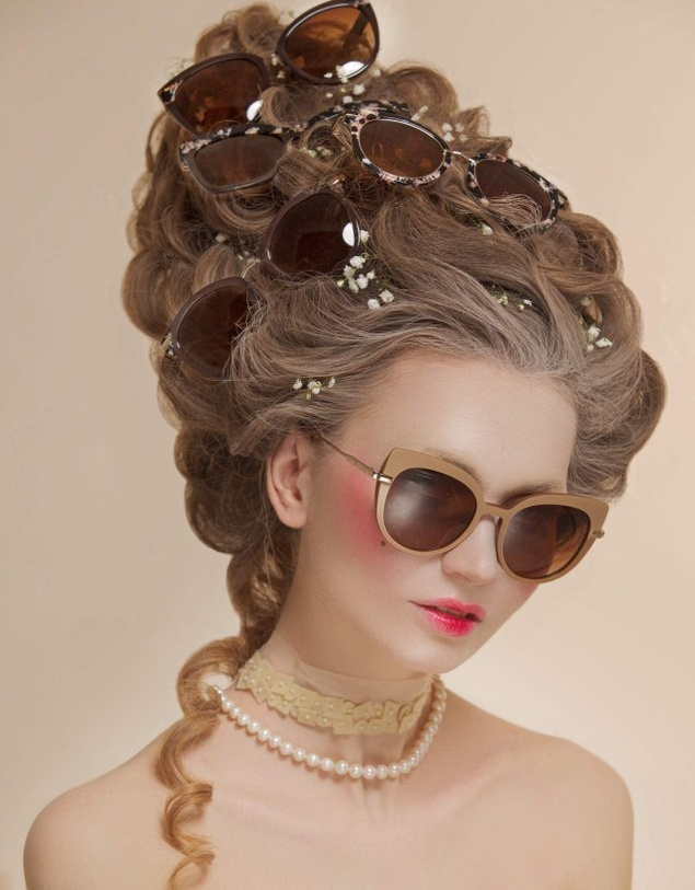 Portrait créatif en studio avec coiffure artistique et lunettes vintage – photographe portrait professionnel à Auxerre