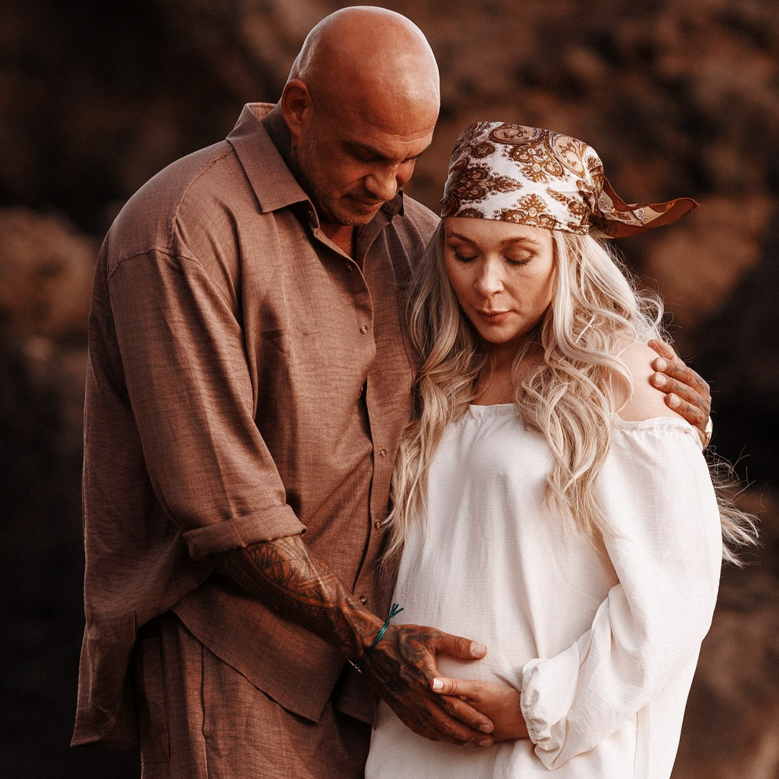 Portrait romantique ou familial sur les plages calmes de Tauro et Playa del Cura, lumière naturelle et décors volcaniques, photographe à Las Palmas capturant émotions vraies et beauté naturelle