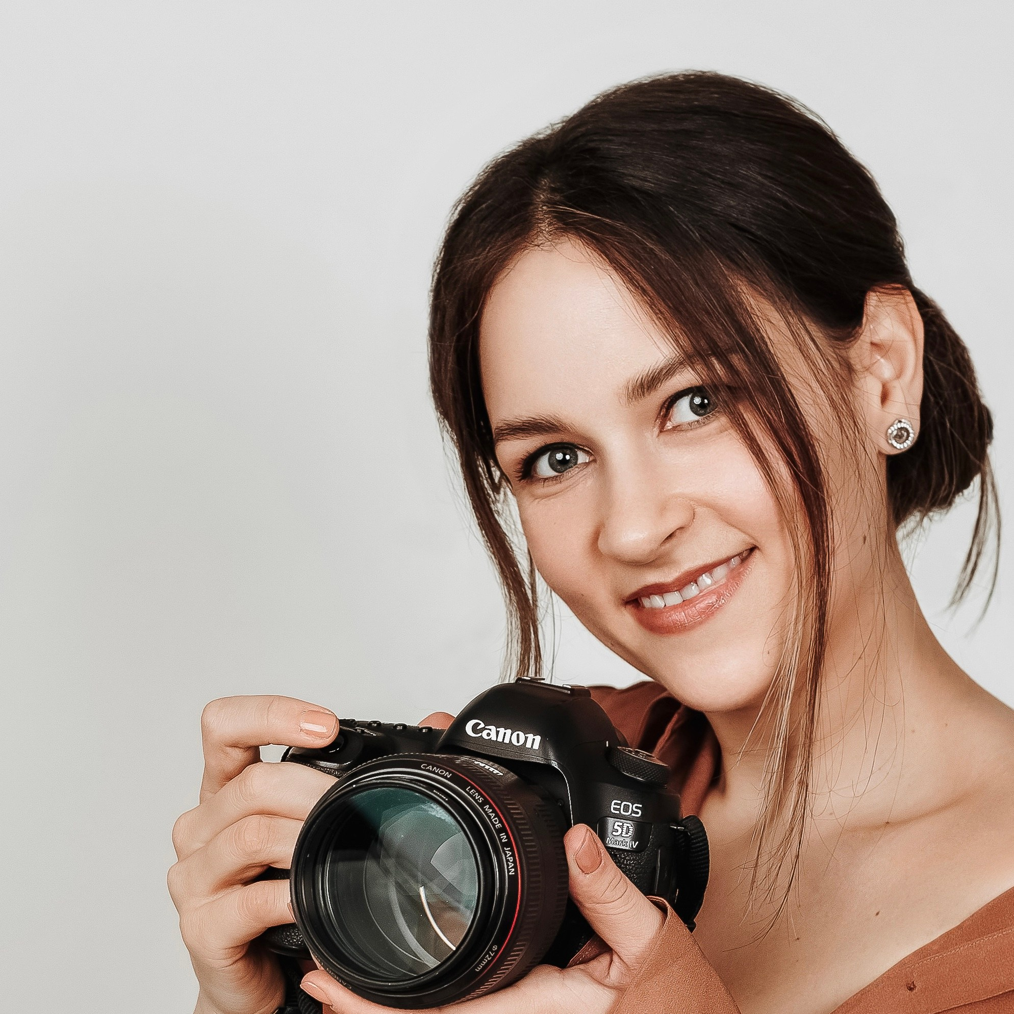 Hinnasto. Valokuvausta Helsingissä, Uudella Maalla ja muualla Suomessa. Olen valokuvaaja, joka kuvaa hääkuvia ja tapahtumia