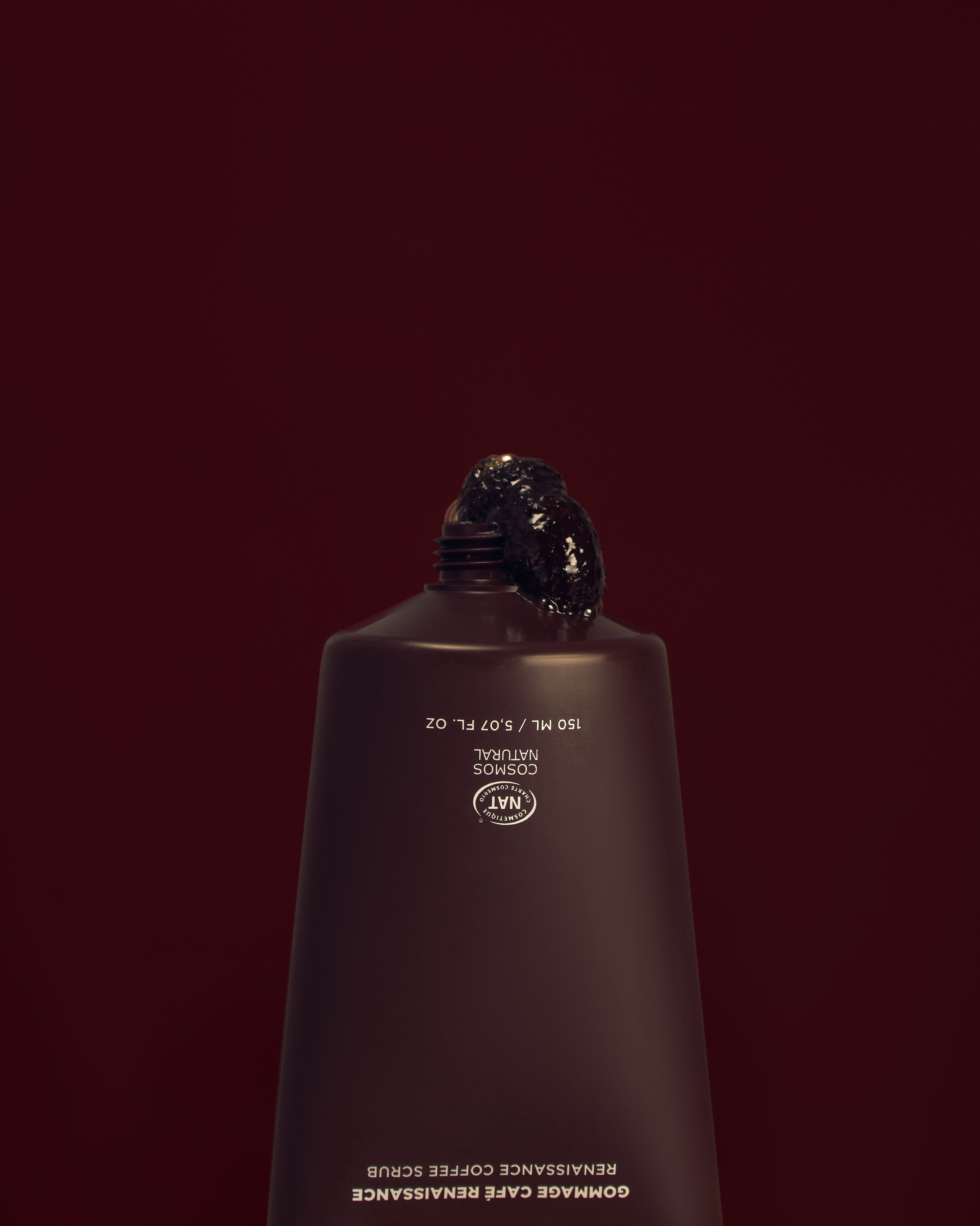 Körperpeeling in Tube, Textur sichtbar, Produktfotografie für Werbung, Social Media und Online-Shop-Trends