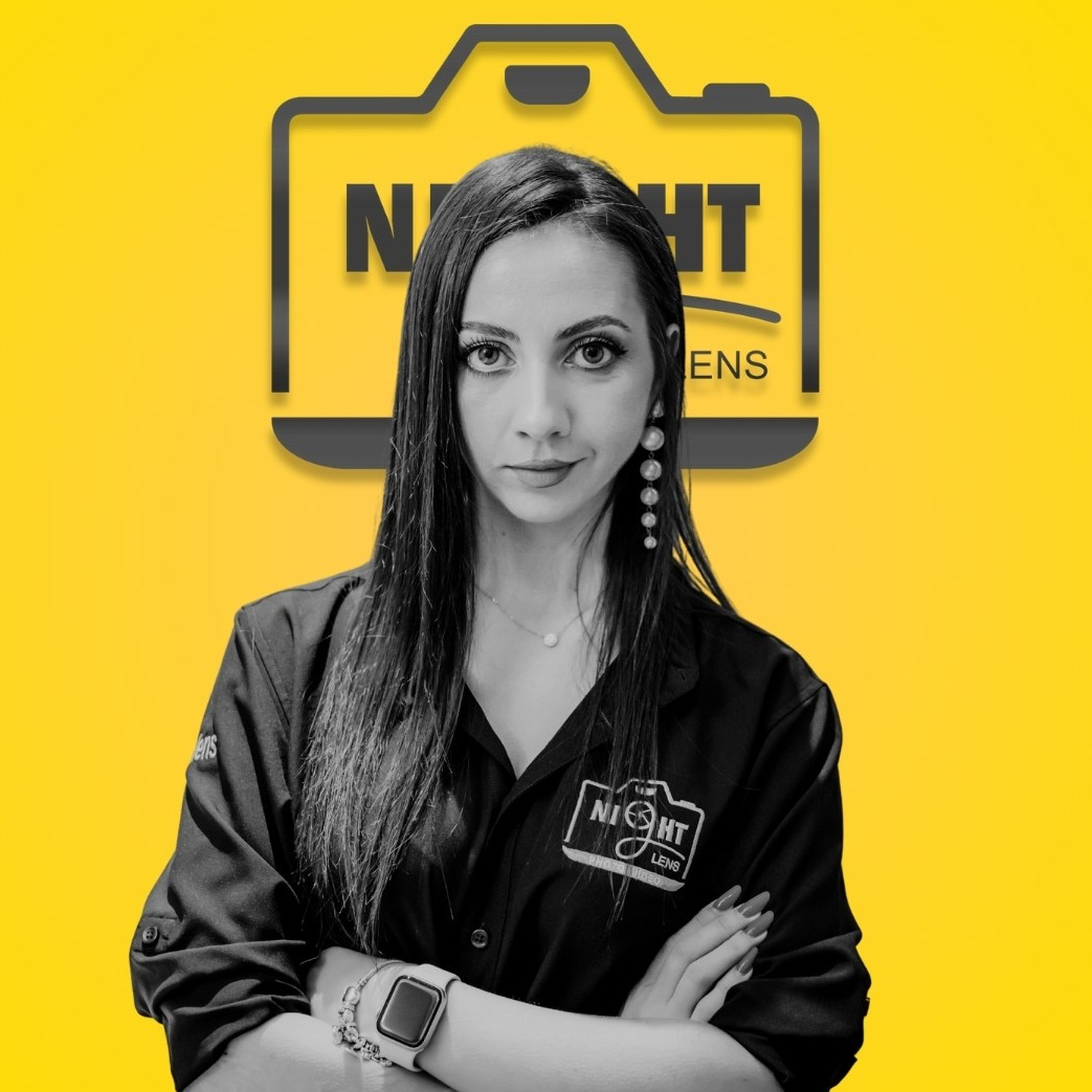 Portret profesional al unui bărbat pe fundal galben cu logo, expresie zâmbitoare