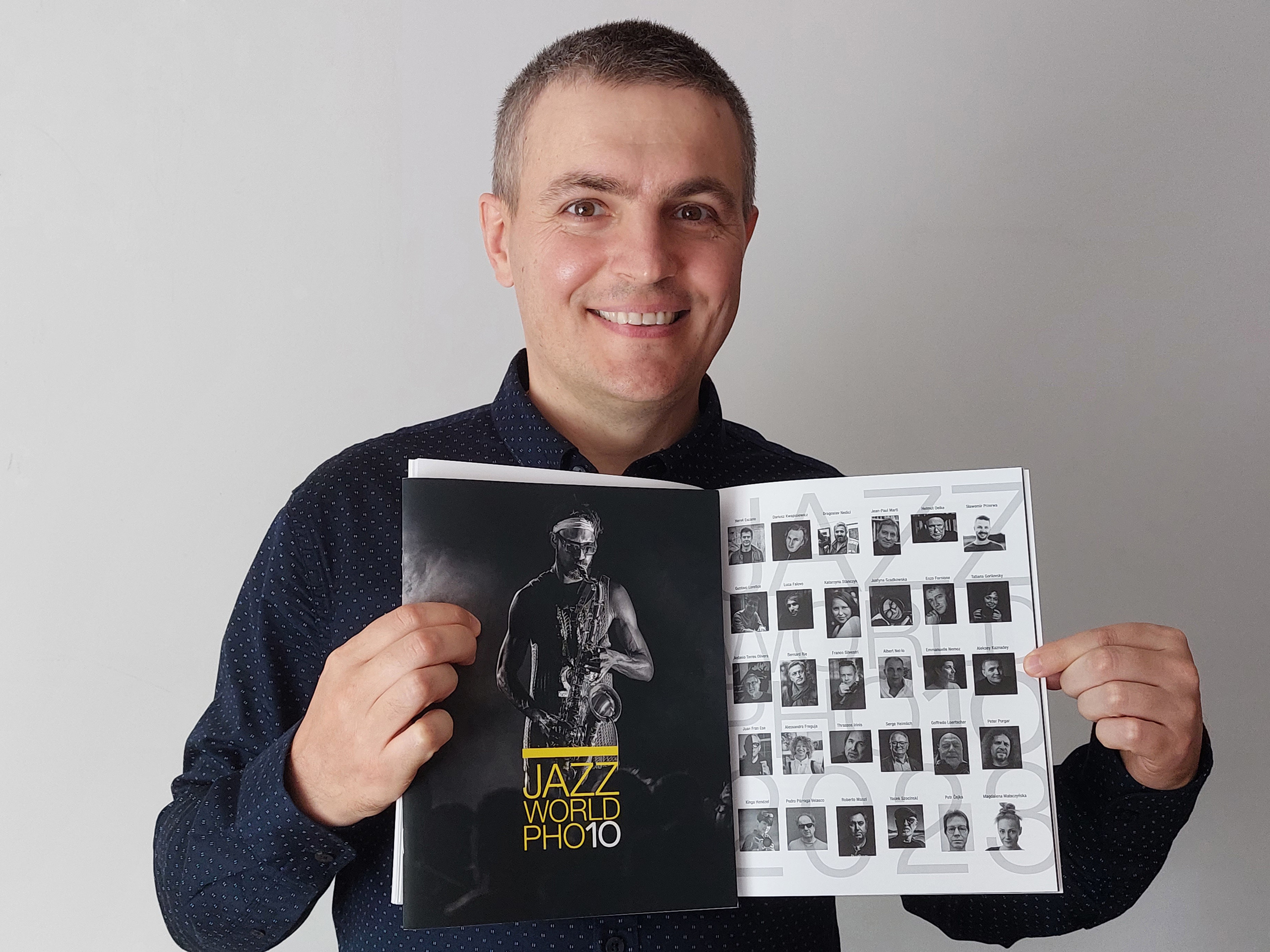 Aleksiej Kaznadziej prezentuje się wśród 30 najlepszych fotografów jazzowych w katalogu wystawy Jazz World Photo'2023.