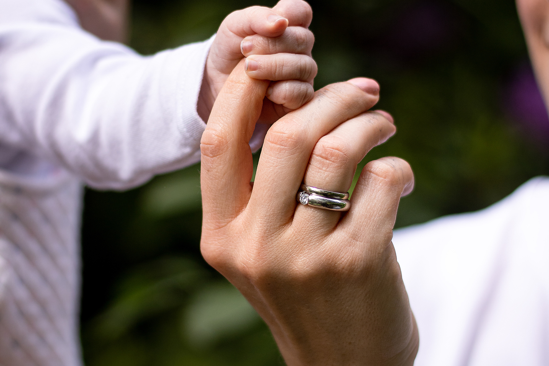 Frühling Spaziergang im Park mit Baby