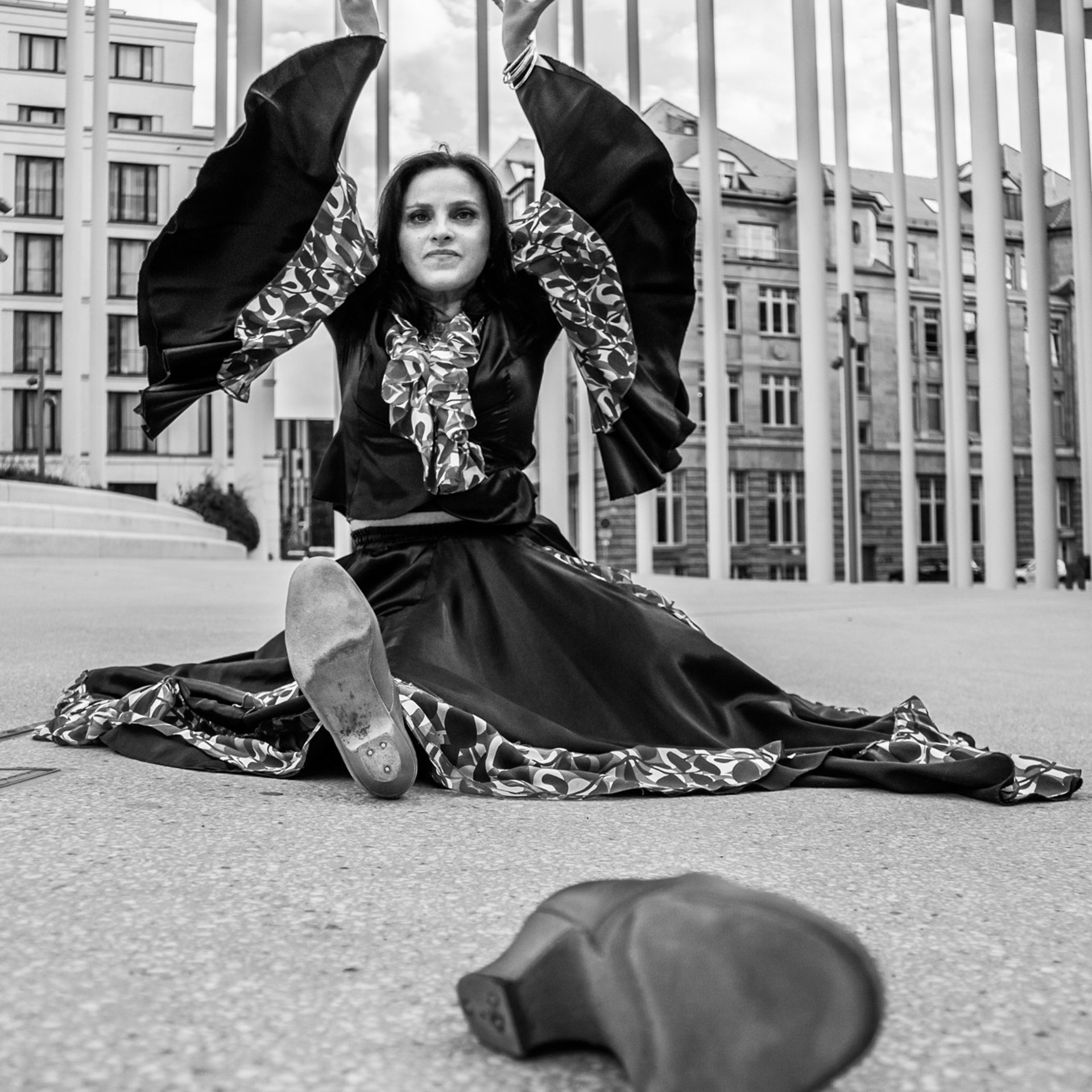 Чёрно-белый портрет танцующей девушки на улице — уличная портретная фотография, Дрезден
