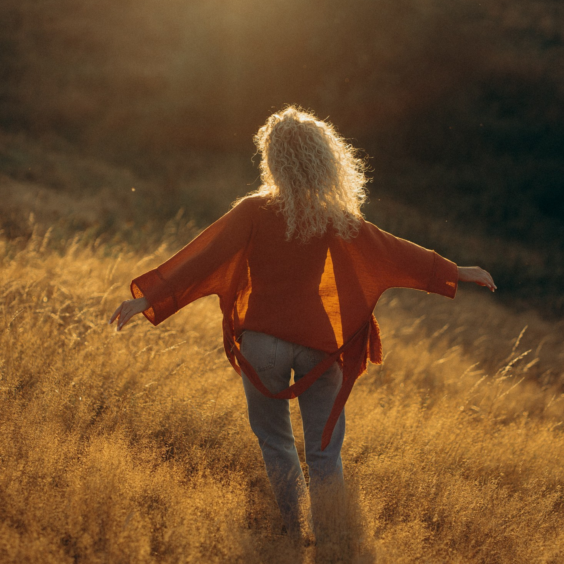 Девушка в поле при закатном свете — атмосферная портретная фотосессия на природе