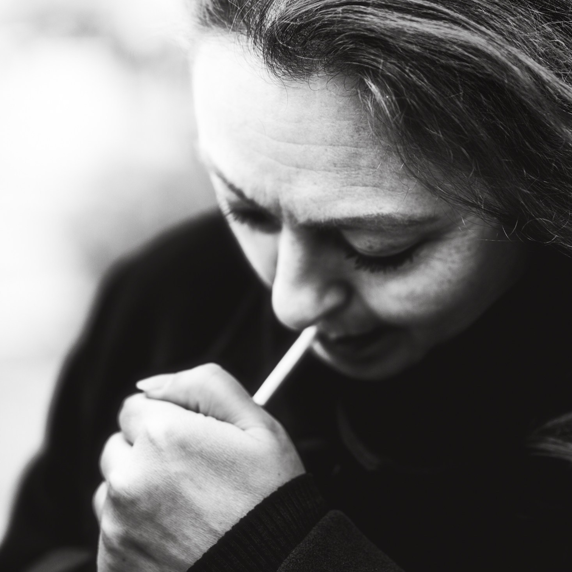 Чёрно-белый женский портрет с сигаретой — креативная портретная фотосессия