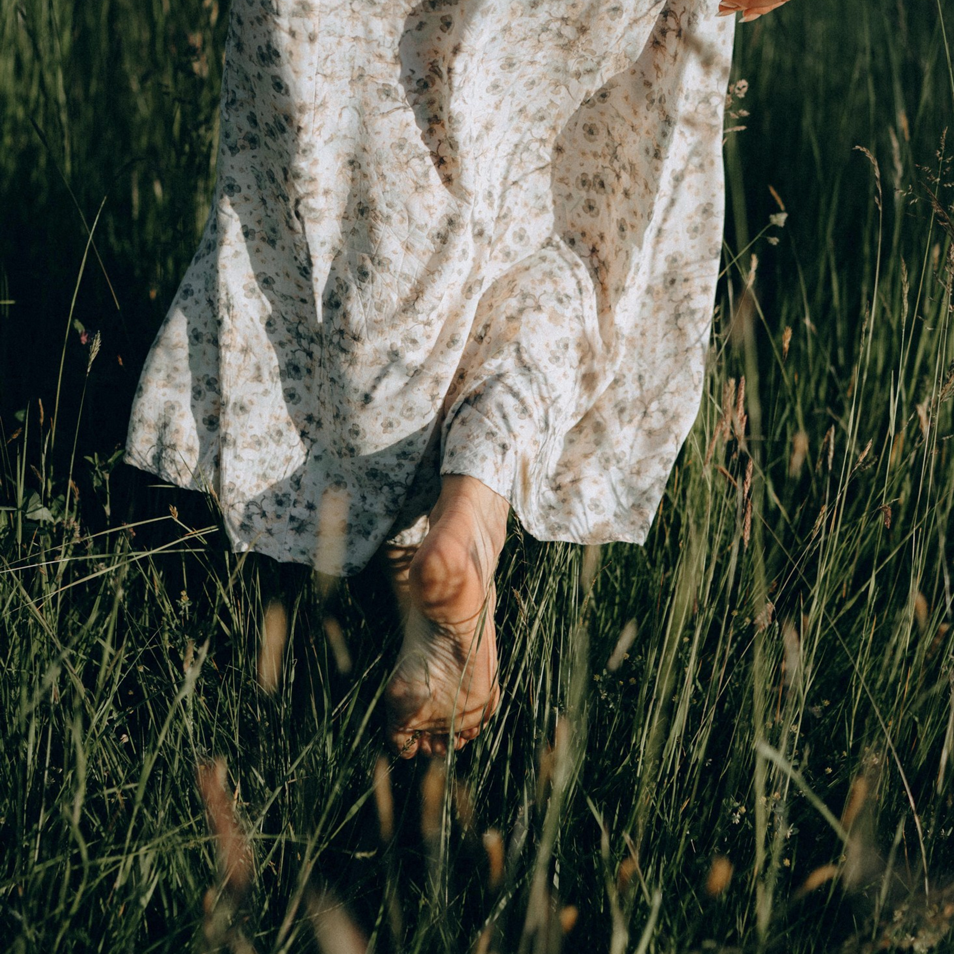 Девушка в платье босиком в траве — летняя портретная фотография на природе