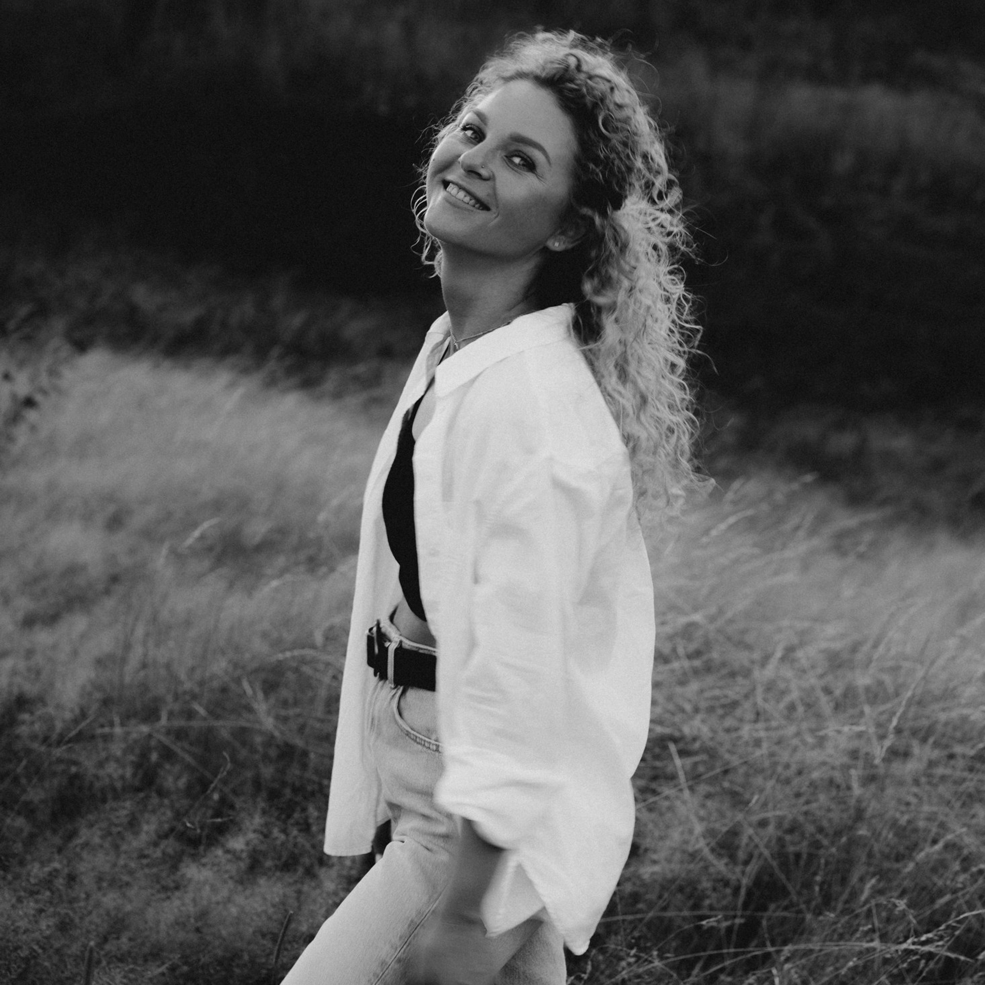 Девушка в светлом идёт по парку — портретная фотосессия на природе, Дрезден