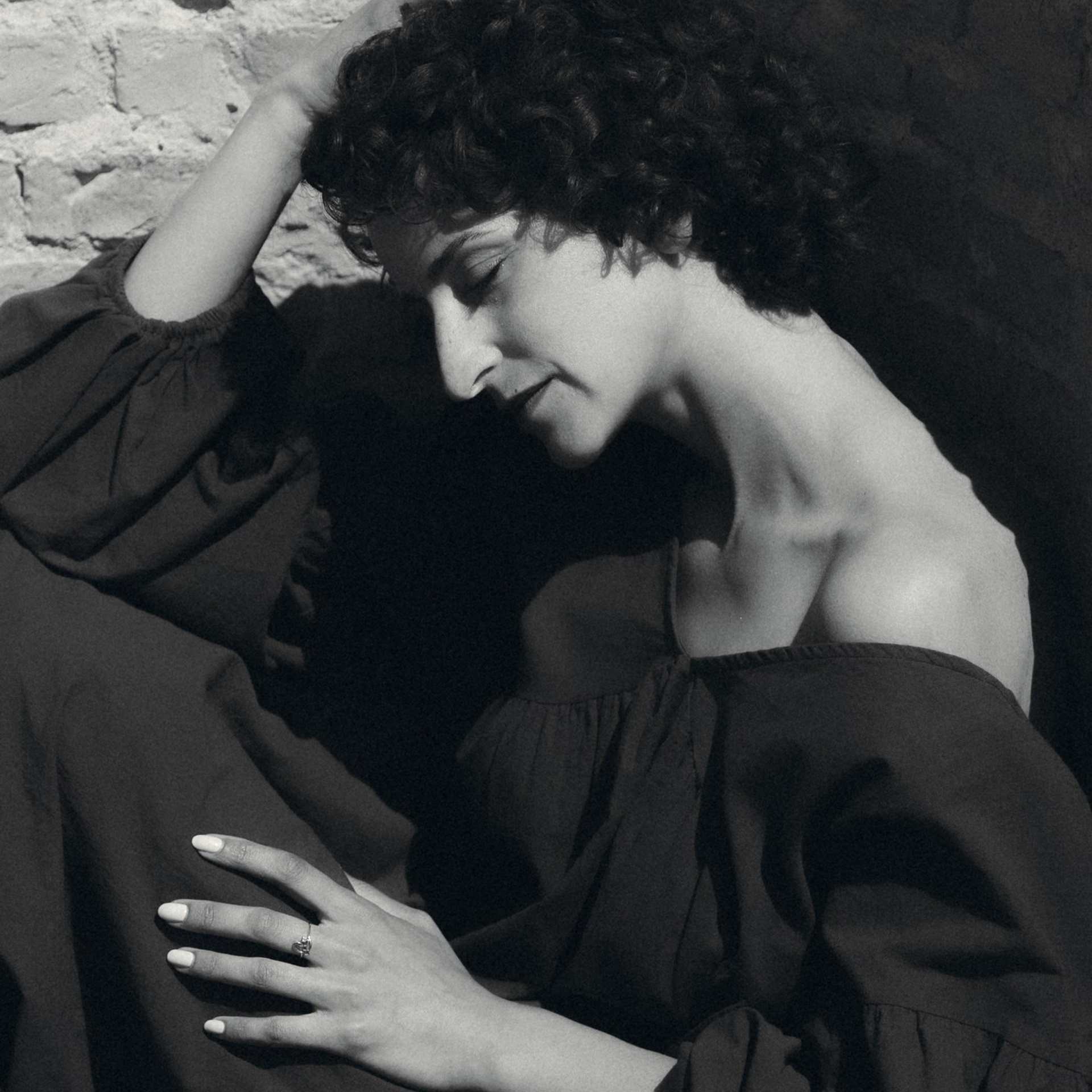 Женский портрет в тёмных тонах с закрытыми глазами — художественная портретная фотография, Дрезден