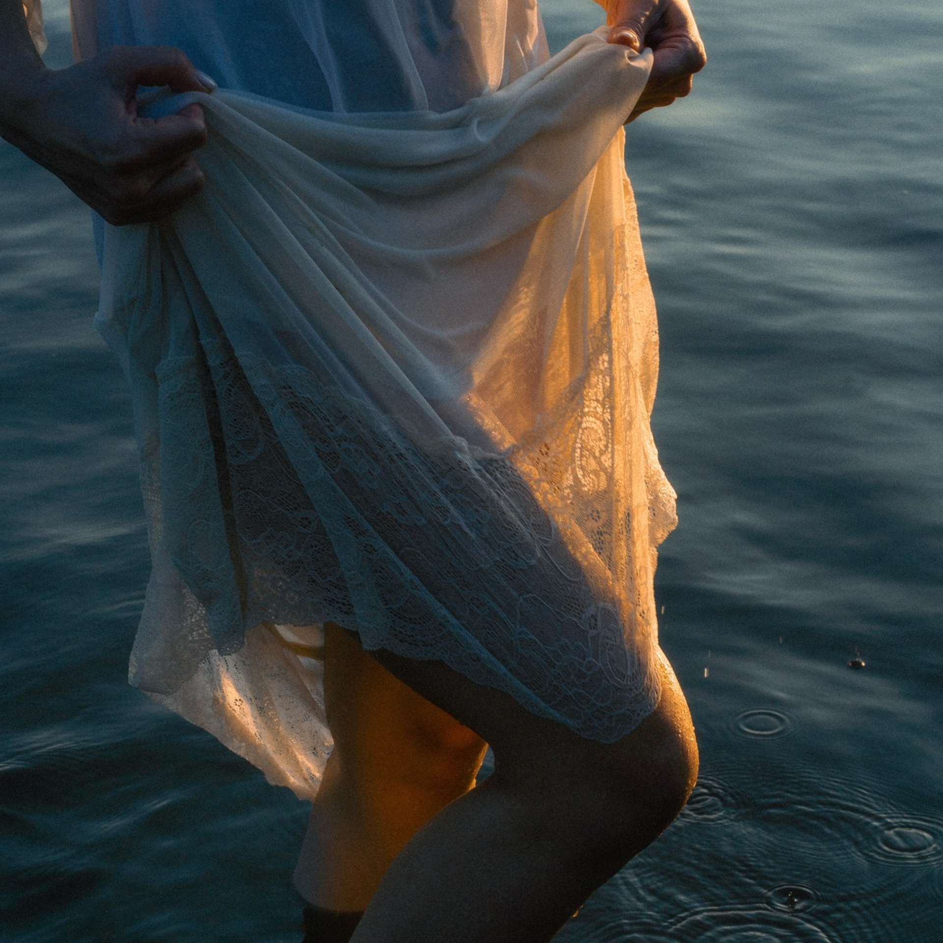 Девушка в платье идёт по воде — атмосферная портретная фотография на природе, Дрезден