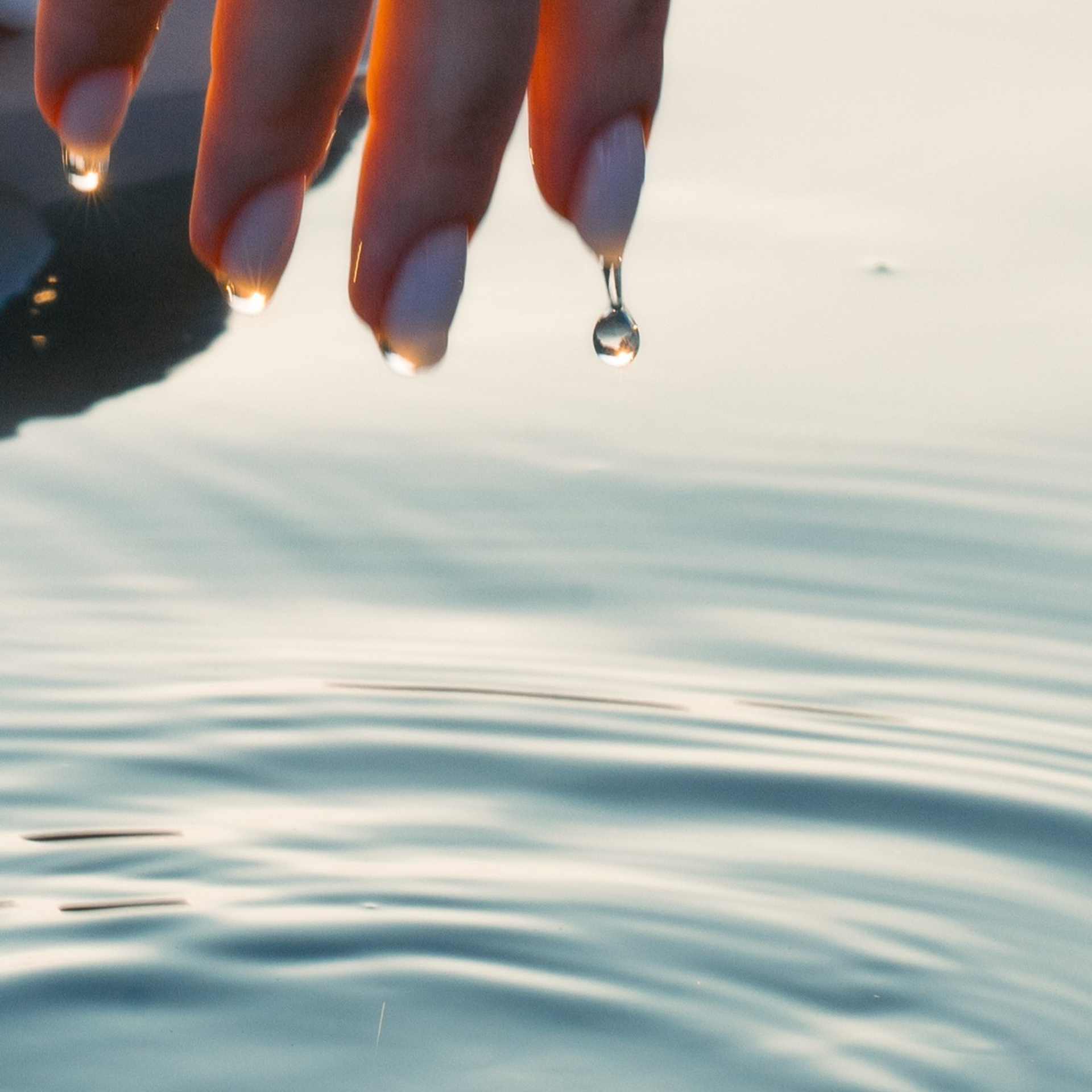 Руки над гладью воды — художественный портрет, фотосессия в Дрездене