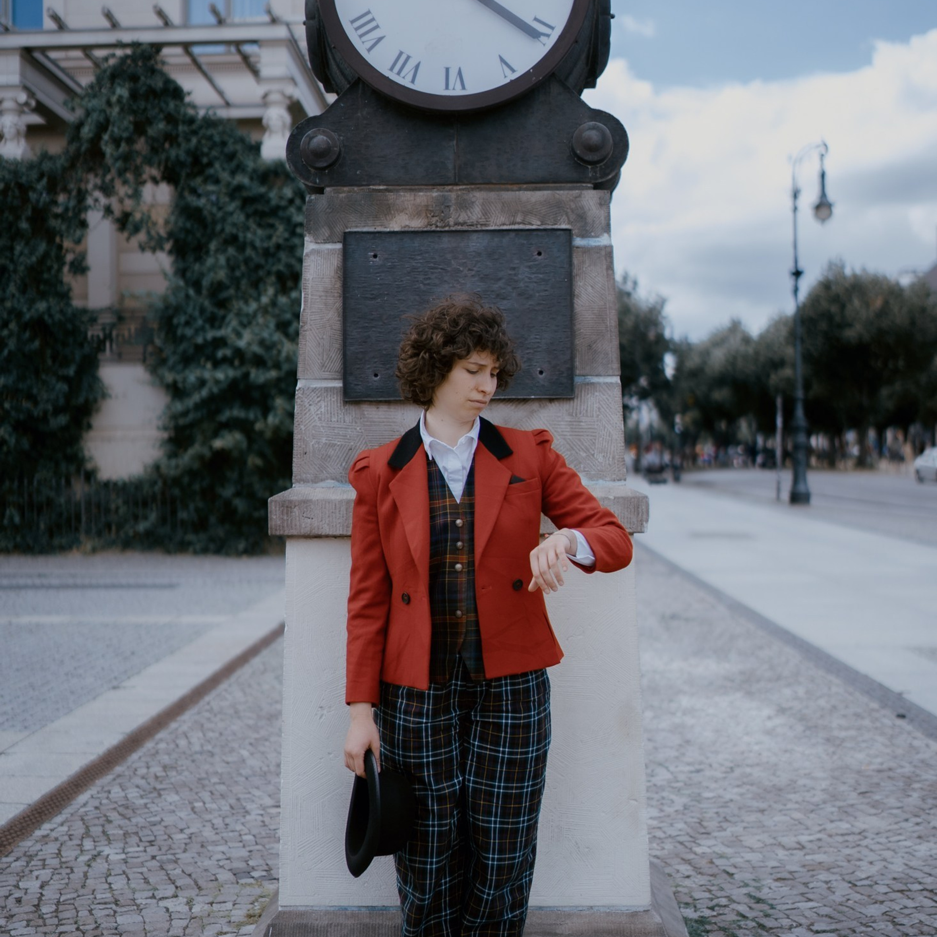Девушка в красном пиджаке у старинных часов — городская фотосессия, Дрезден