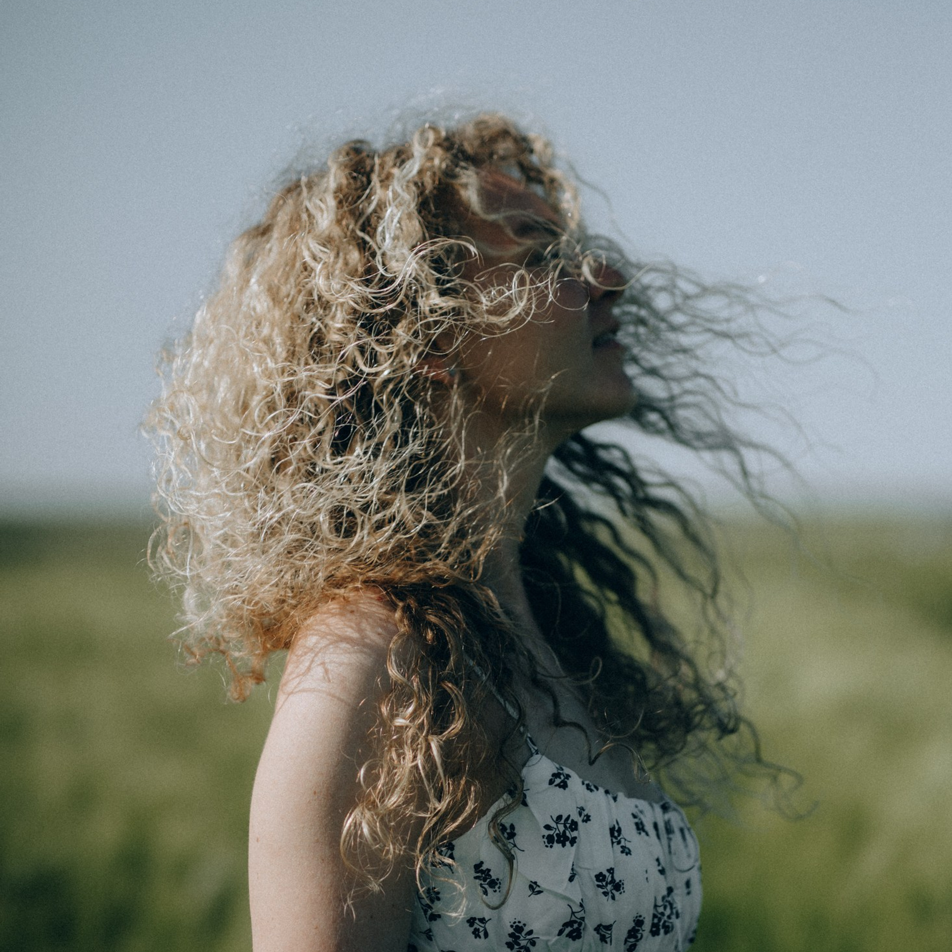 Девушка с развевающимися волосами на фоне неба — креативная портретная фотография, Дрезден