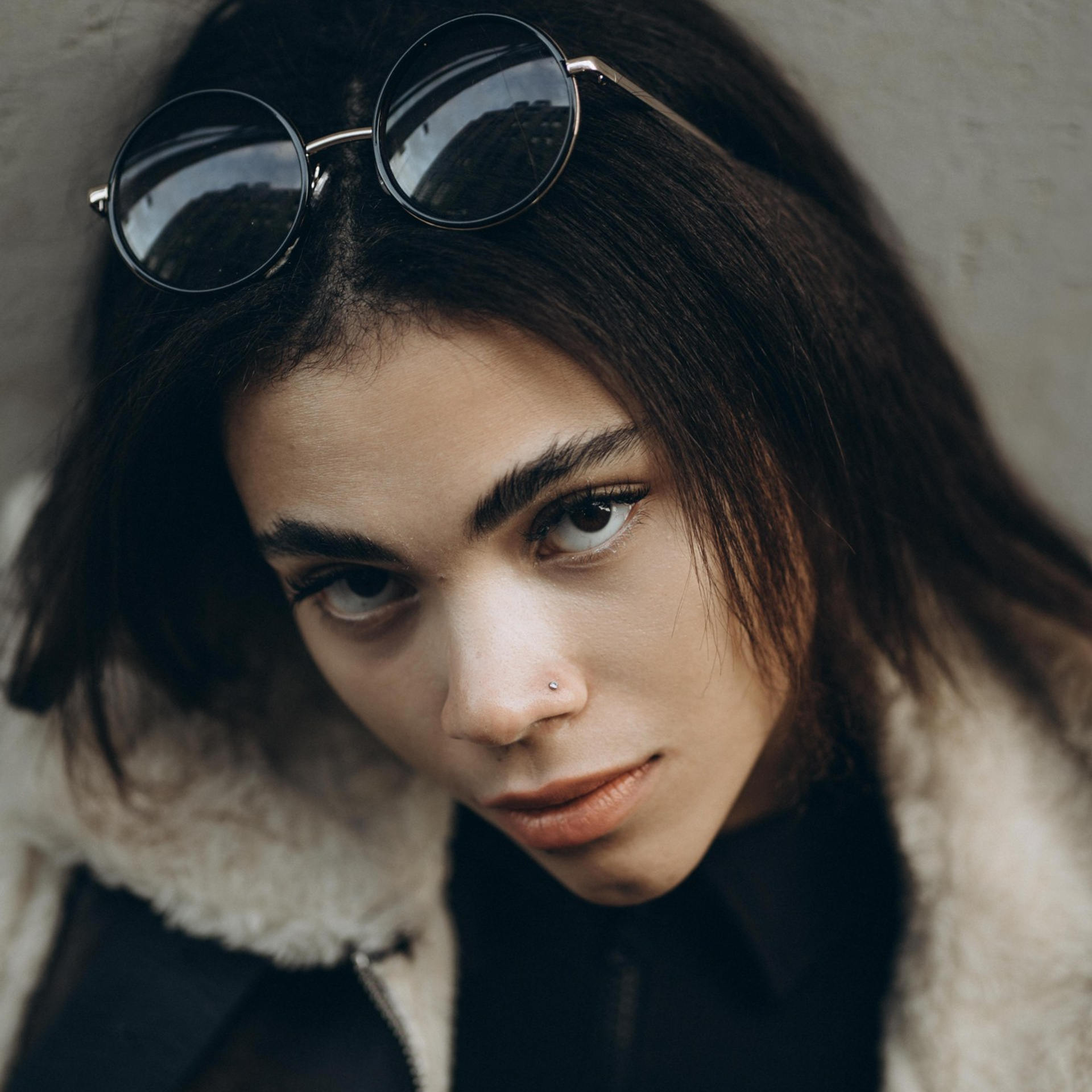 Портрет девушки с прямым взглядом в камеру — студийная фотосессия, Дрезден