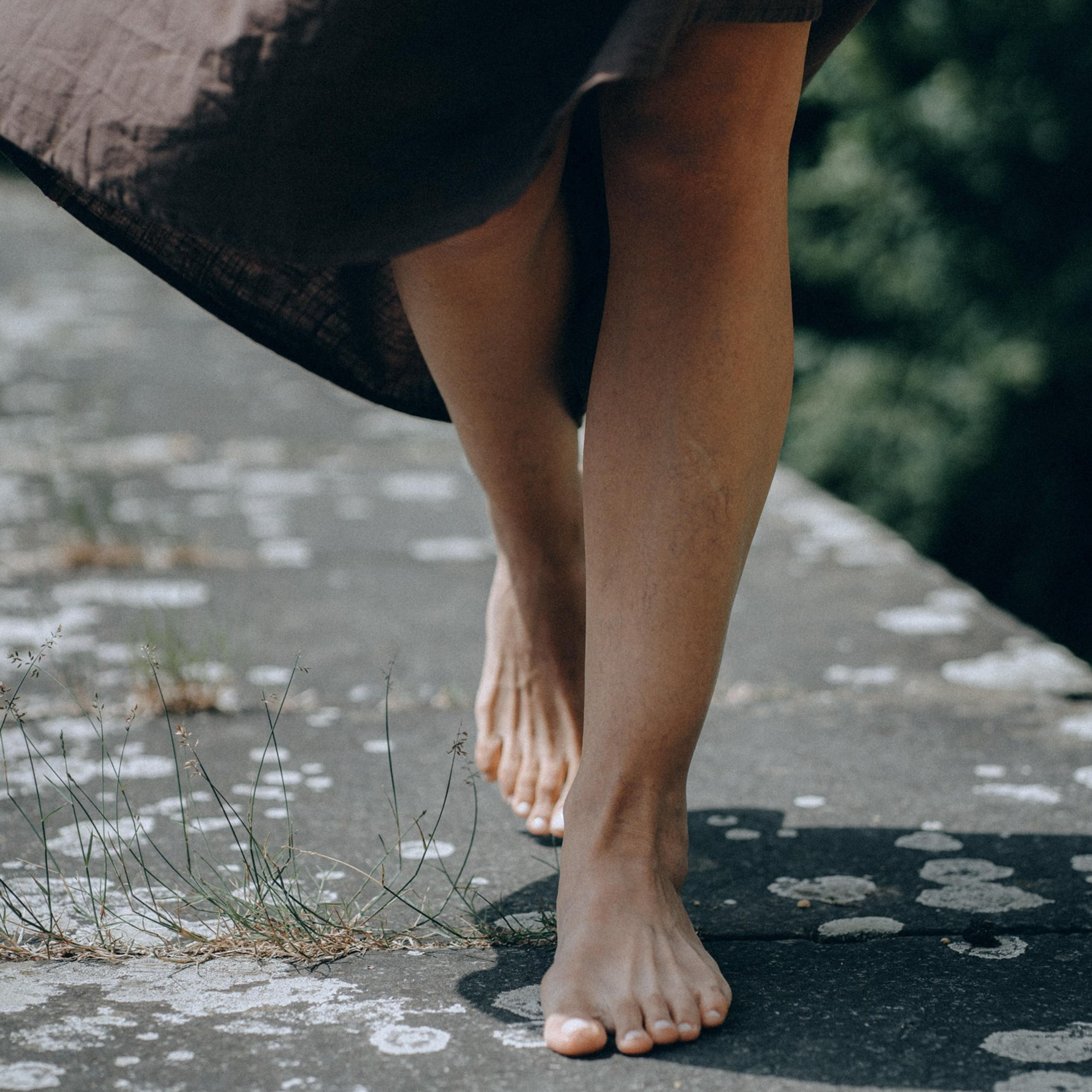 Женский портрет в движении, платье развивается при ходьбе — динамичная портретная фотосессия, Дрезден