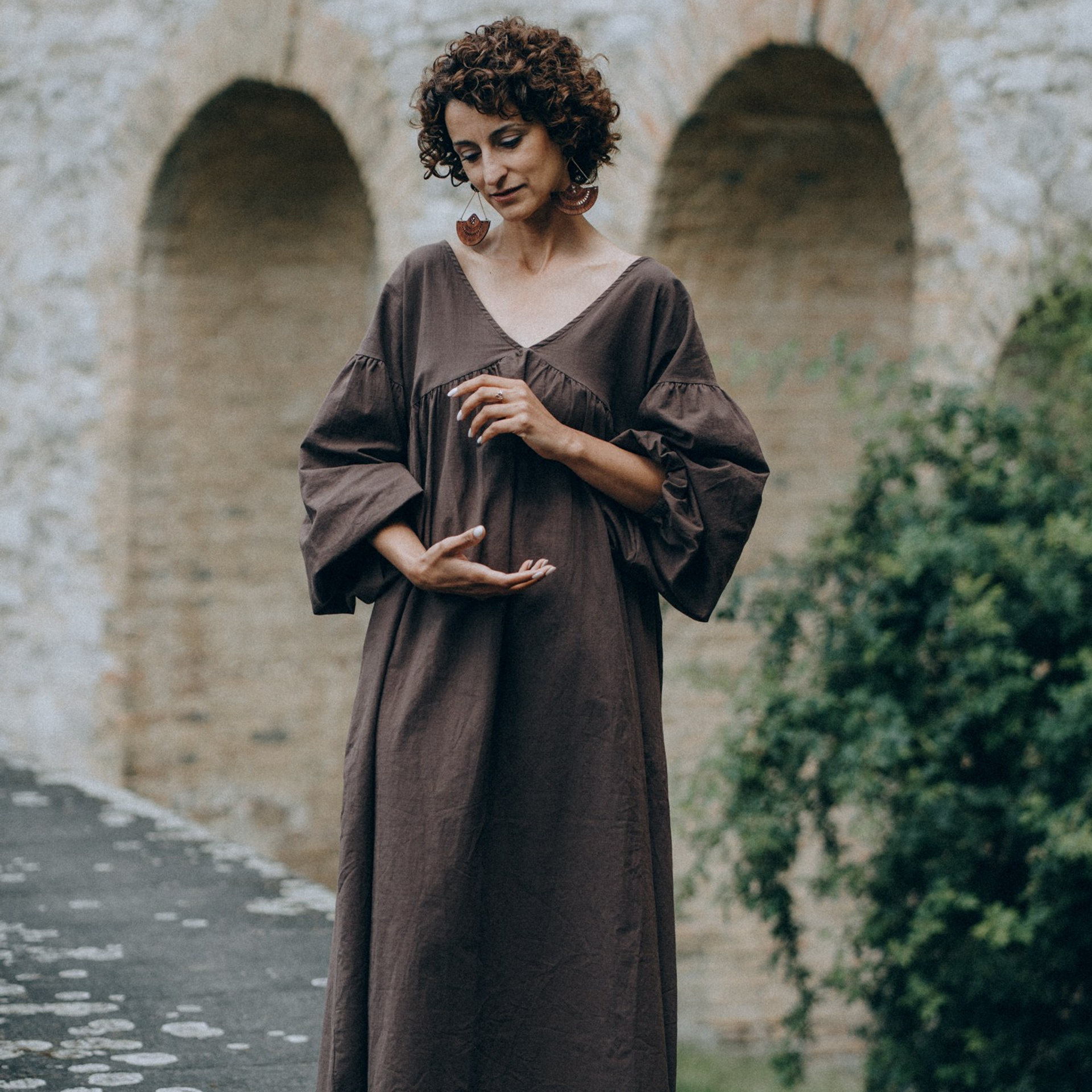 Женщина в длинном платье у старинной стены — художественная портретная фотосессия, Дрезден