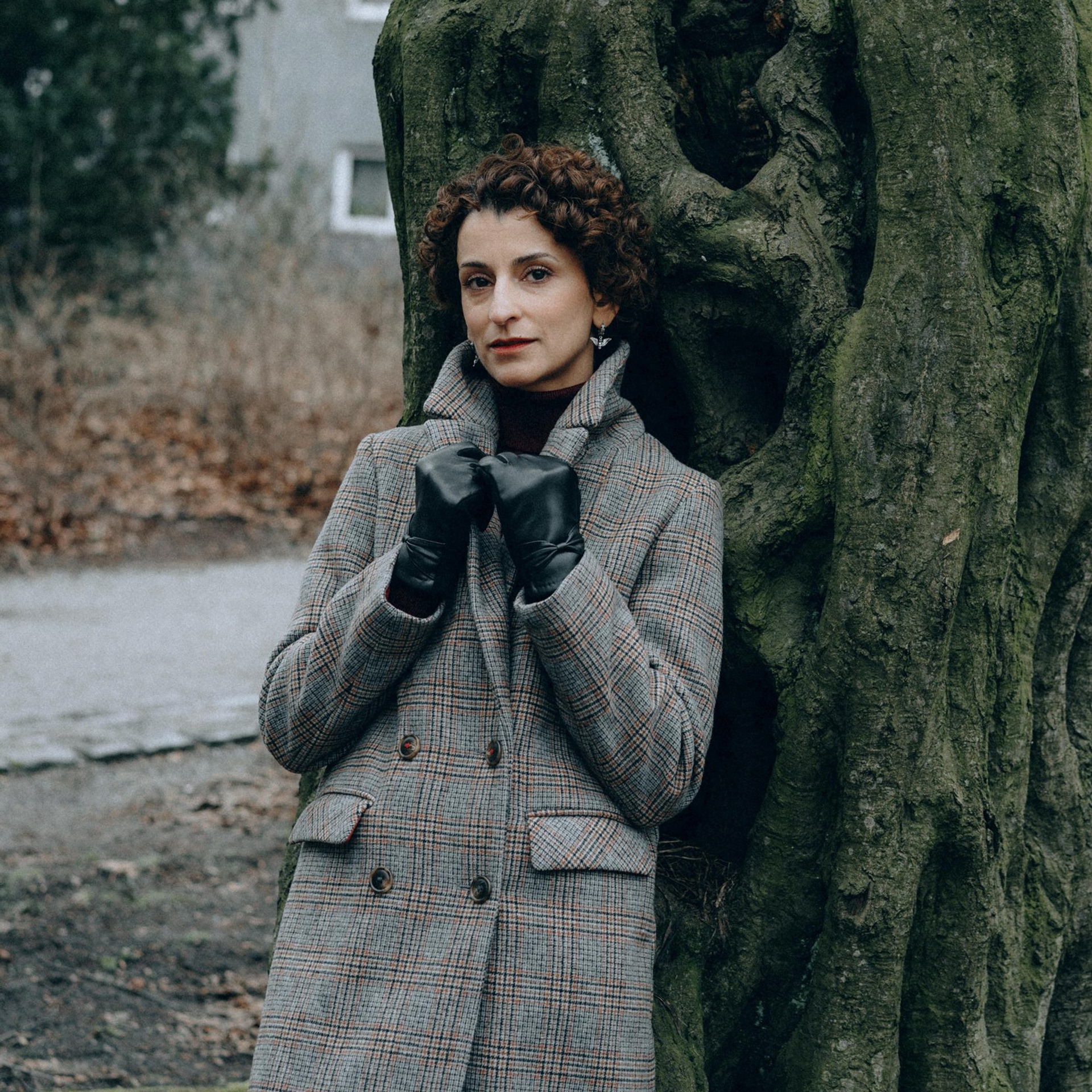 Женский осенний портрет у дерева — художественная портретная фотография, Дрезден