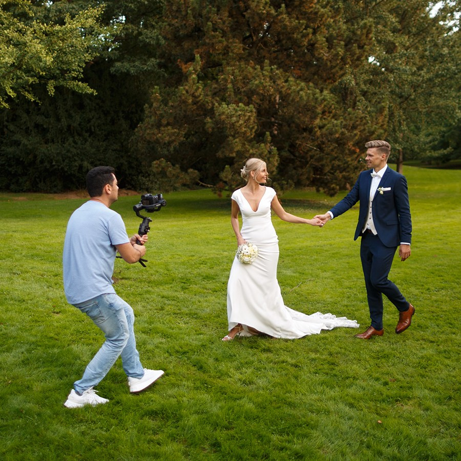 Hochzeitsfotograf fängt das Brautpaar in Bewegung ein – romantische Hochzeitsfotografie im Park