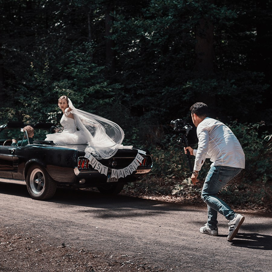 Hochzeitsfotograf bei der Arbeit – Braut im Cabrio für ein einzigartiges Hochzeitsfoto