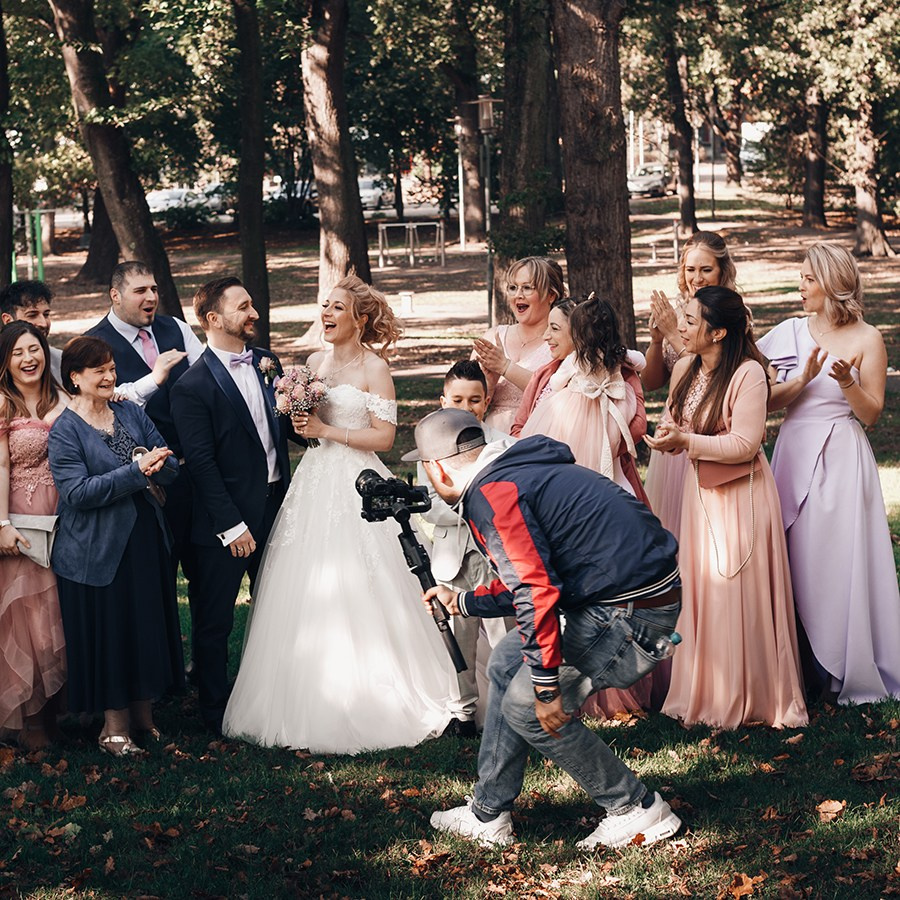 Braut und Bräutigam mit Familie und Freunden – emotionale Hochzeitsfeier in Karlsruhe