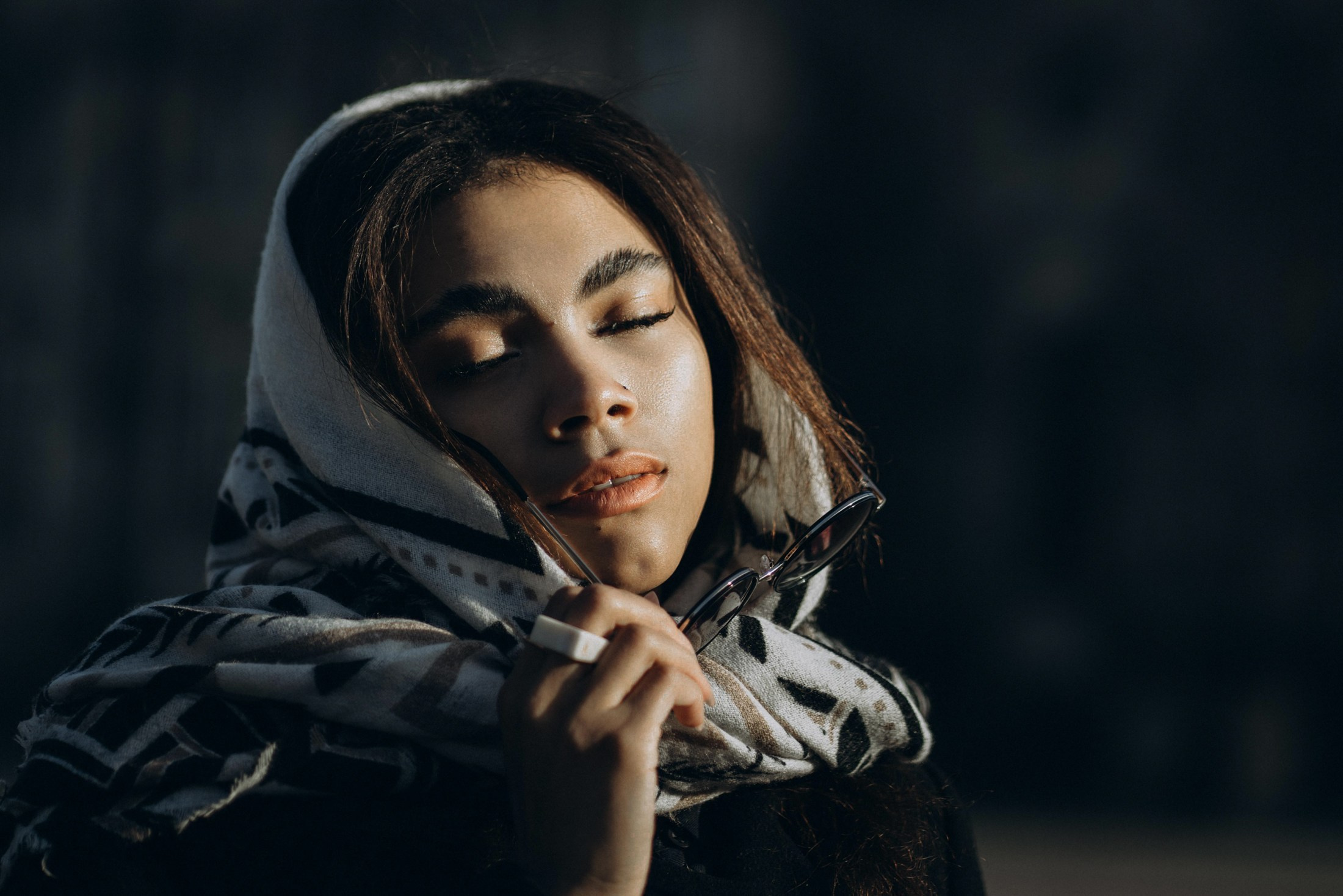 Portraitfotografie Dresden – Frau mit geschlossenen Augen im Abendlicht, authentisches und emotionales Portrait