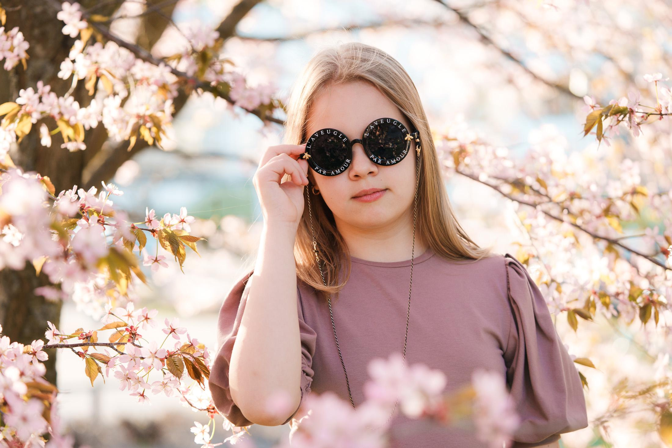 Äiti- lapsikuvaus kirsikkapuistossa