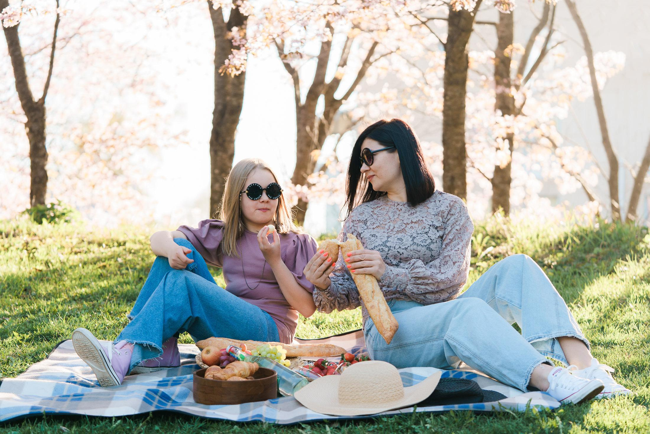 Äiti- lapsikuvaus kirsikkapuistossa