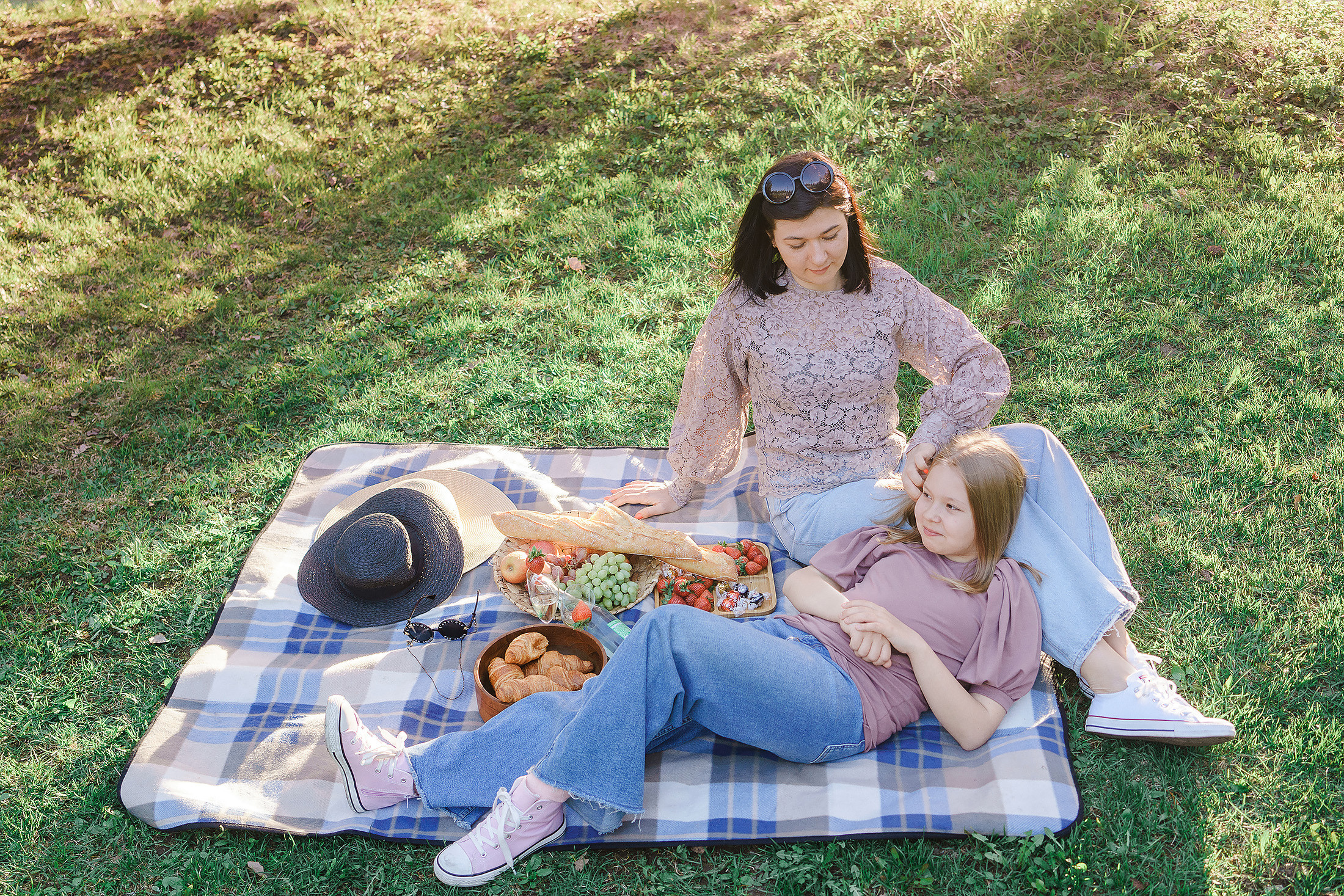 Äiti- lapsikuvaus kirsikkapuistossa