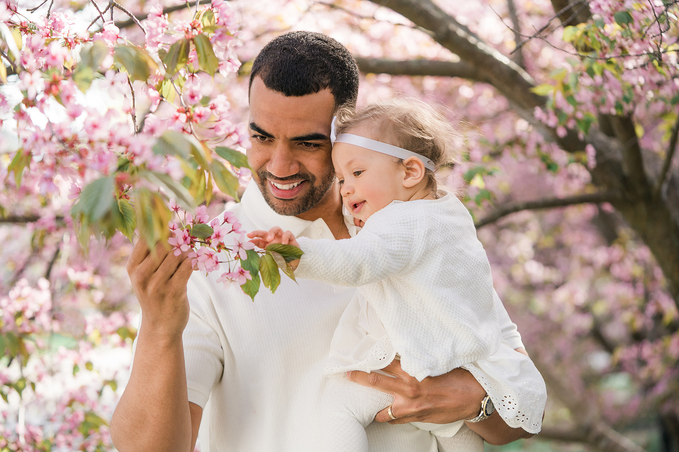 Keväinen perhekuvaus Roihuvuoren kirsikkapuistossa