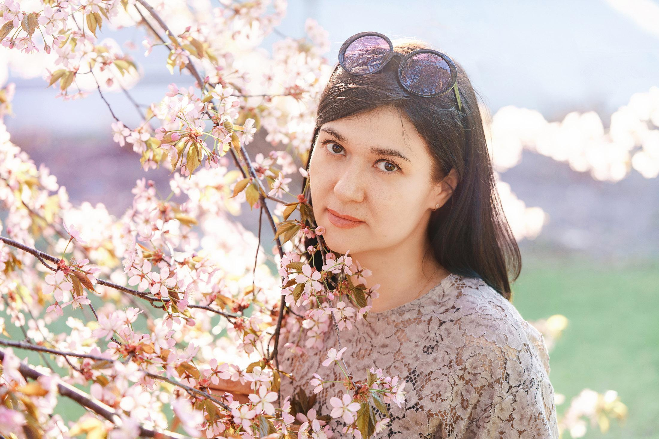 Äiti- lapsikuvaus kirsikkapuistossa