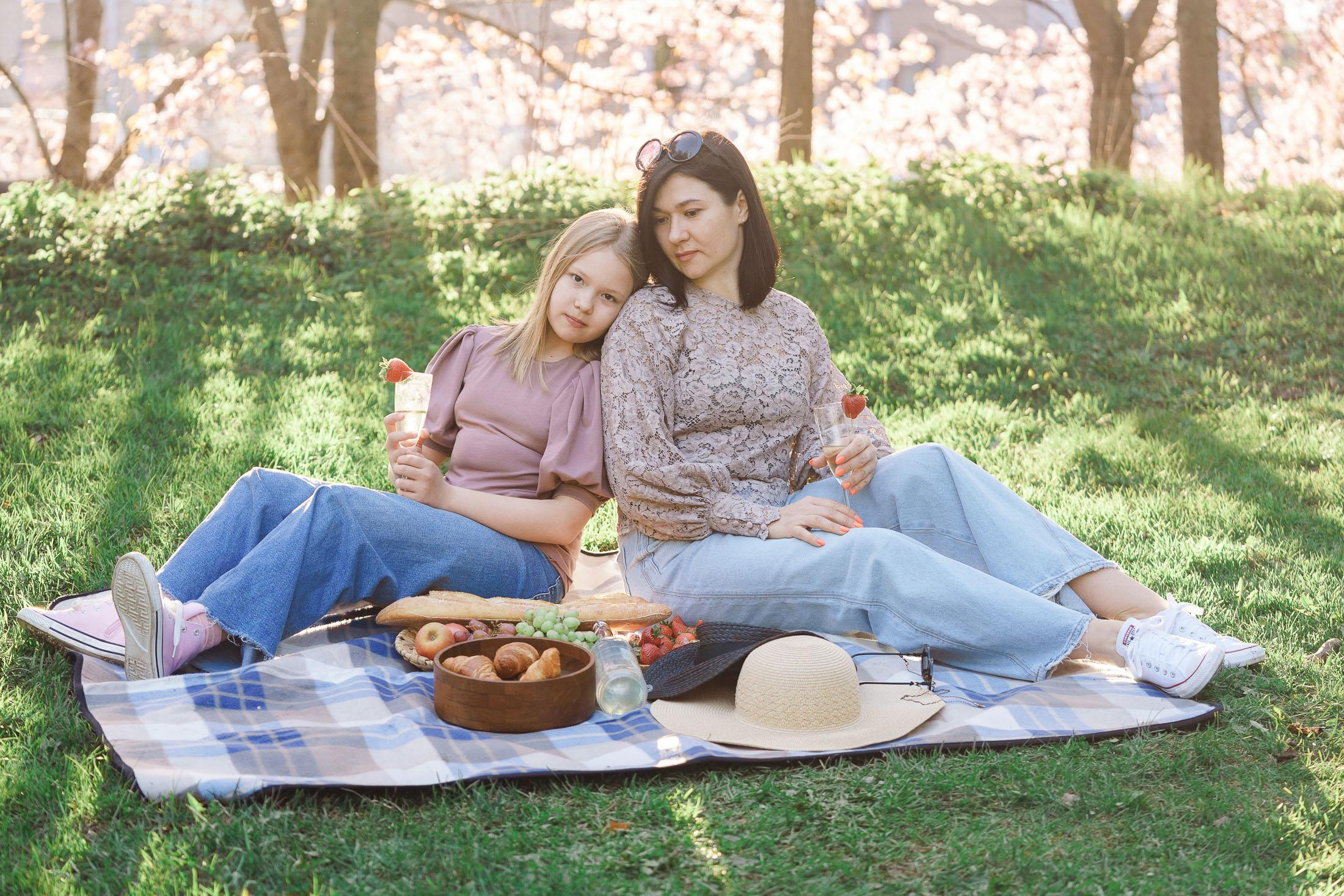 Äiti- lapsikuvaus kirsikkapuistossa