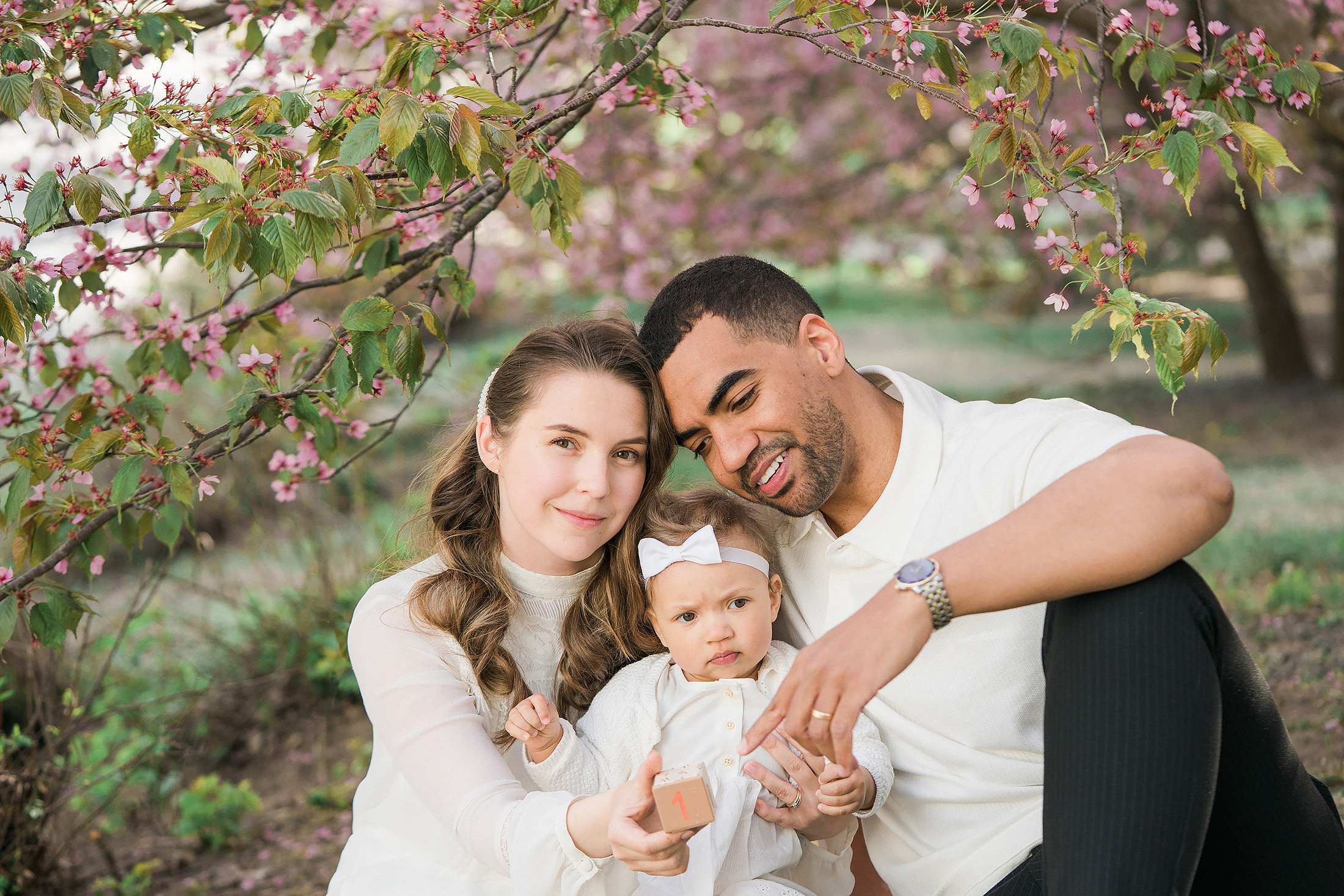 Keväinen perhekuvaus Roihuvuoren kirsikkapuistossa