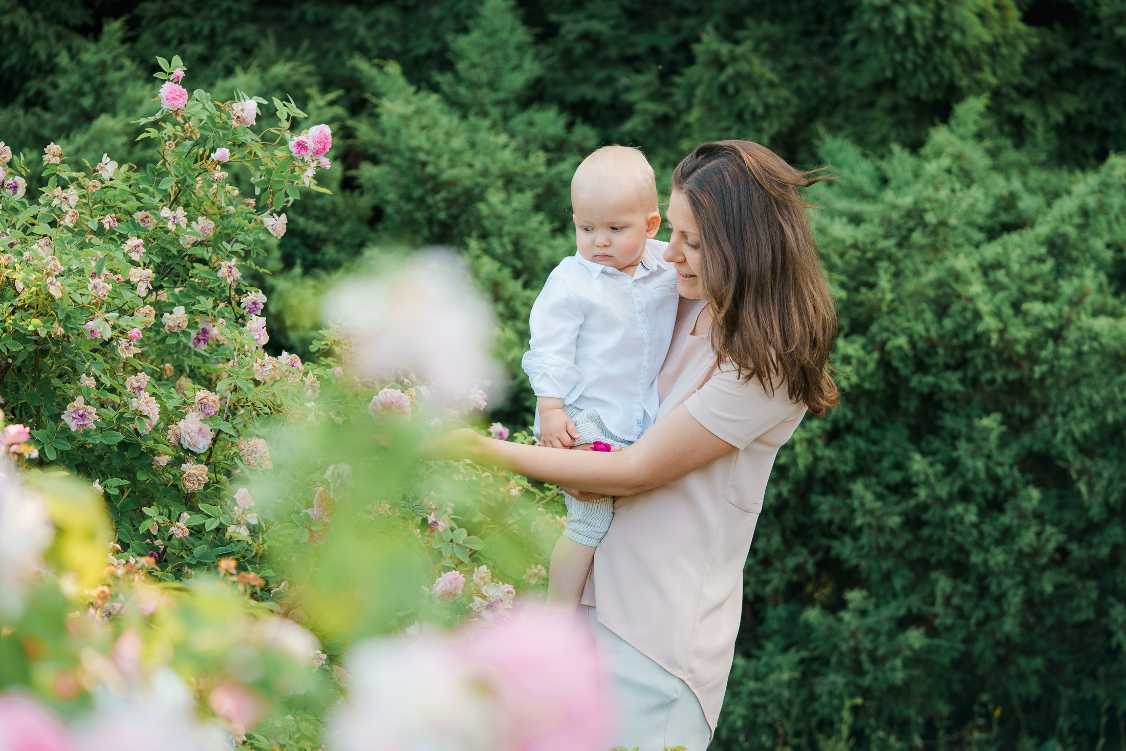 Äiti-lapsikuvaus Helsingin ruusutarhassa