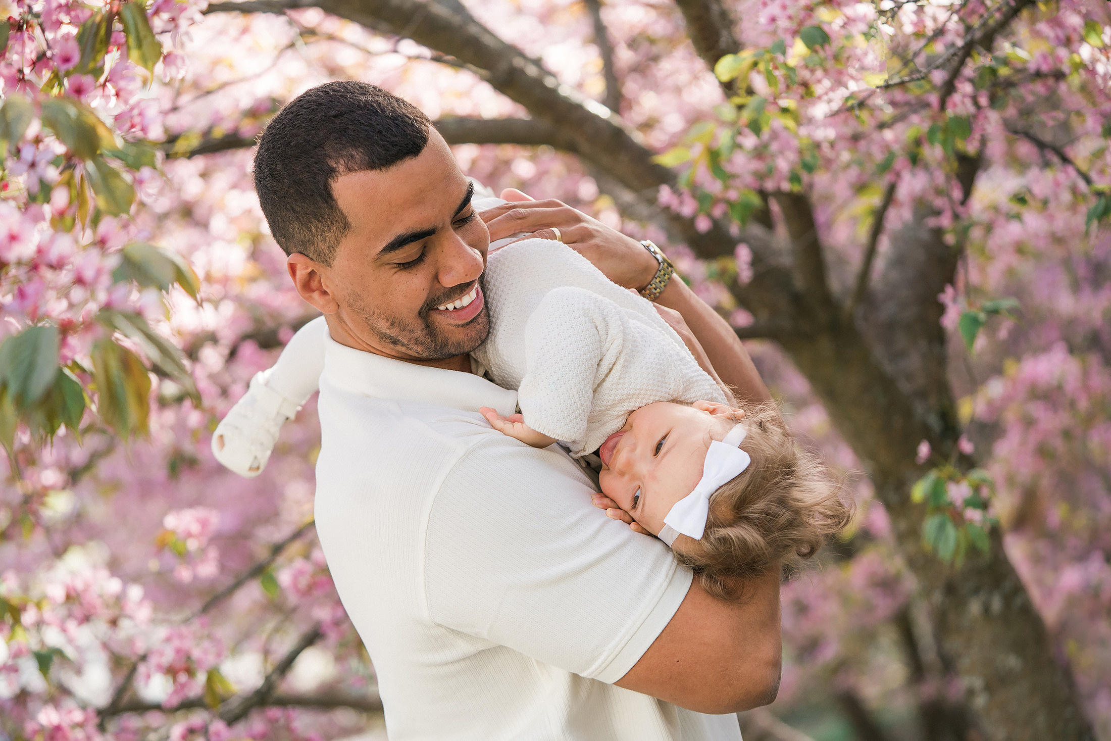 Keväinen perhekuvaus Roihuvuoren kirsikkapuistossa