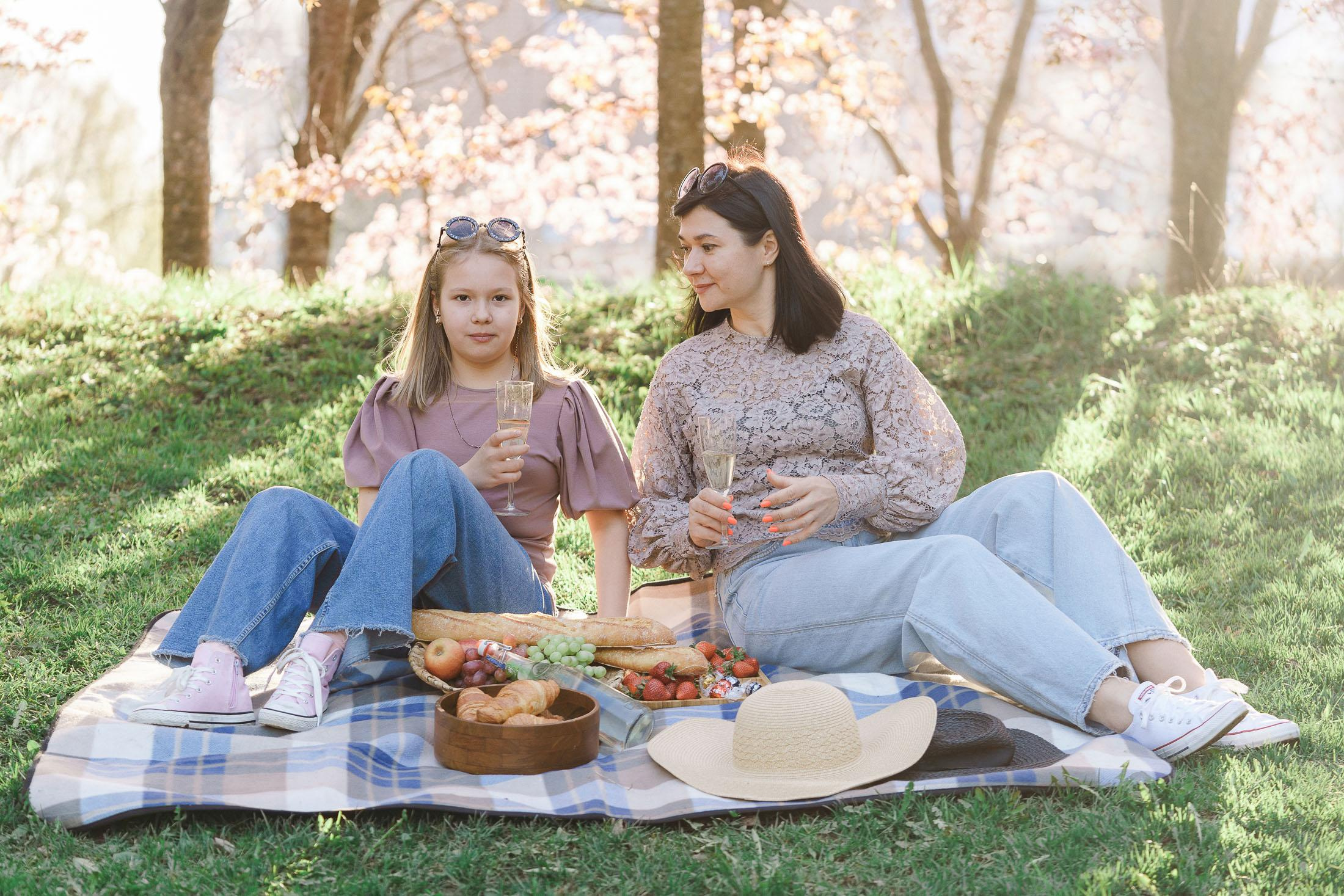 Äiti- lapsikuvaus kirsikkapuistossa