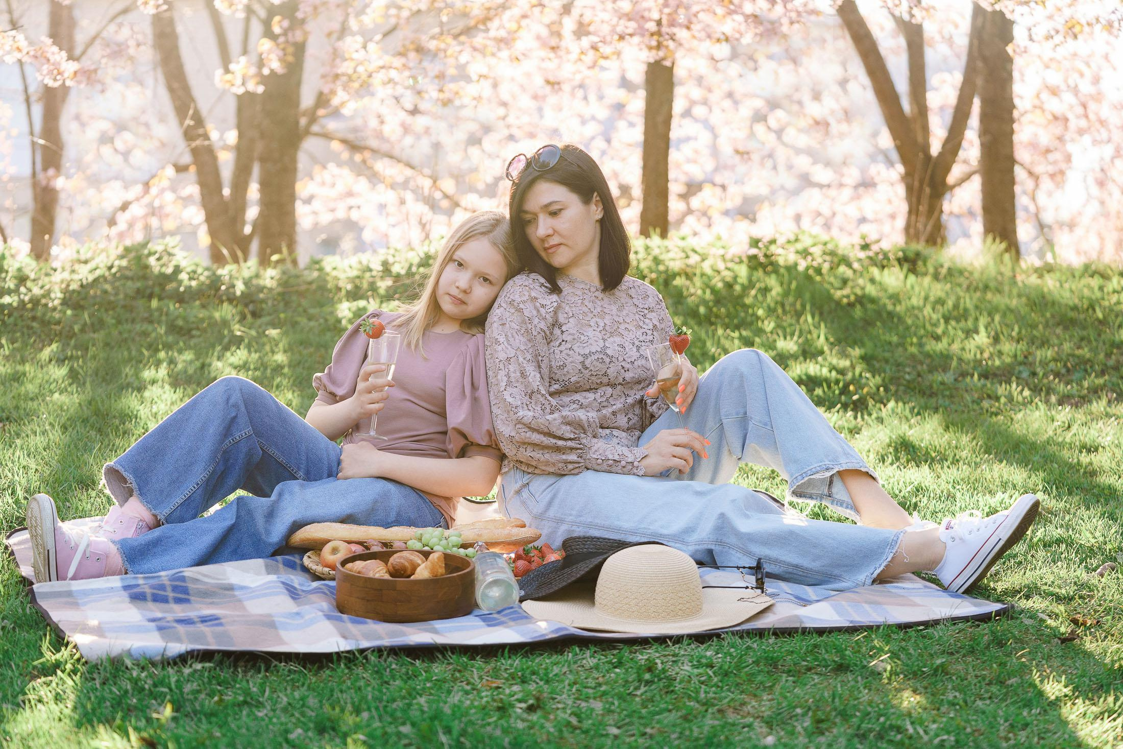 Äiti- lapsikuvaus kirsikkapuistossa