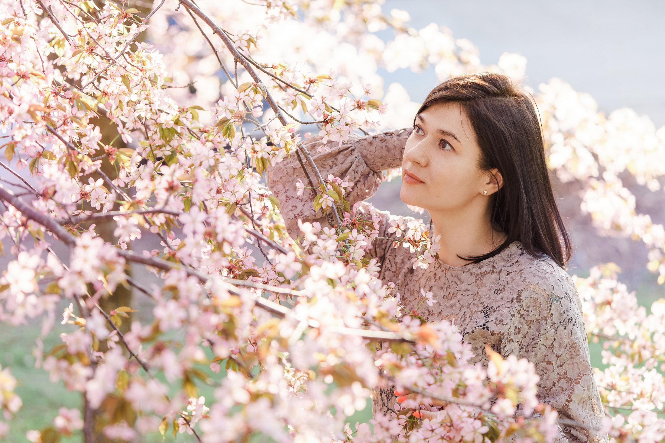 Äiti- lapsikuvaus kirsikkapuistossa