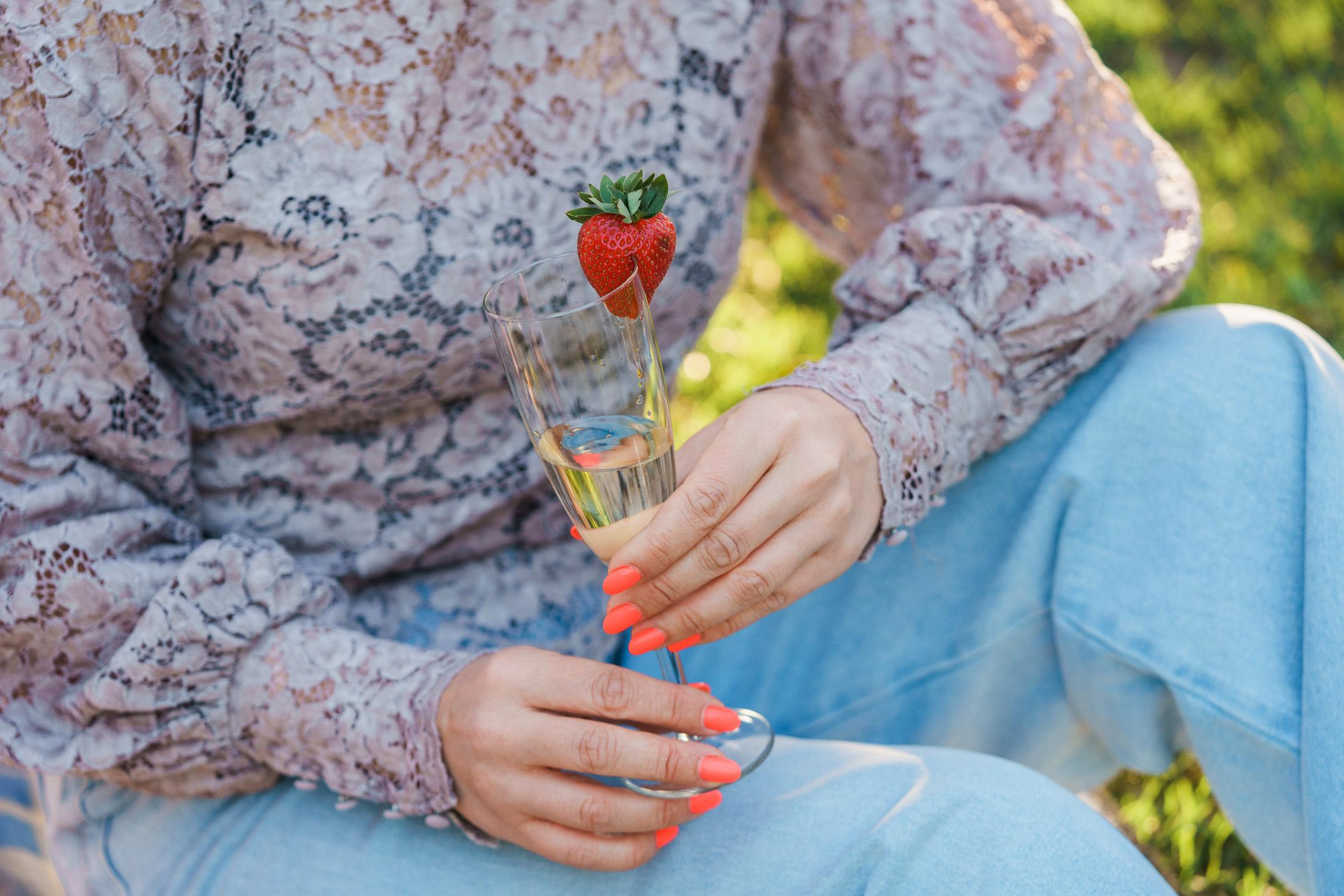 Äiti- lapsikuvaus kirsikkapuistossa