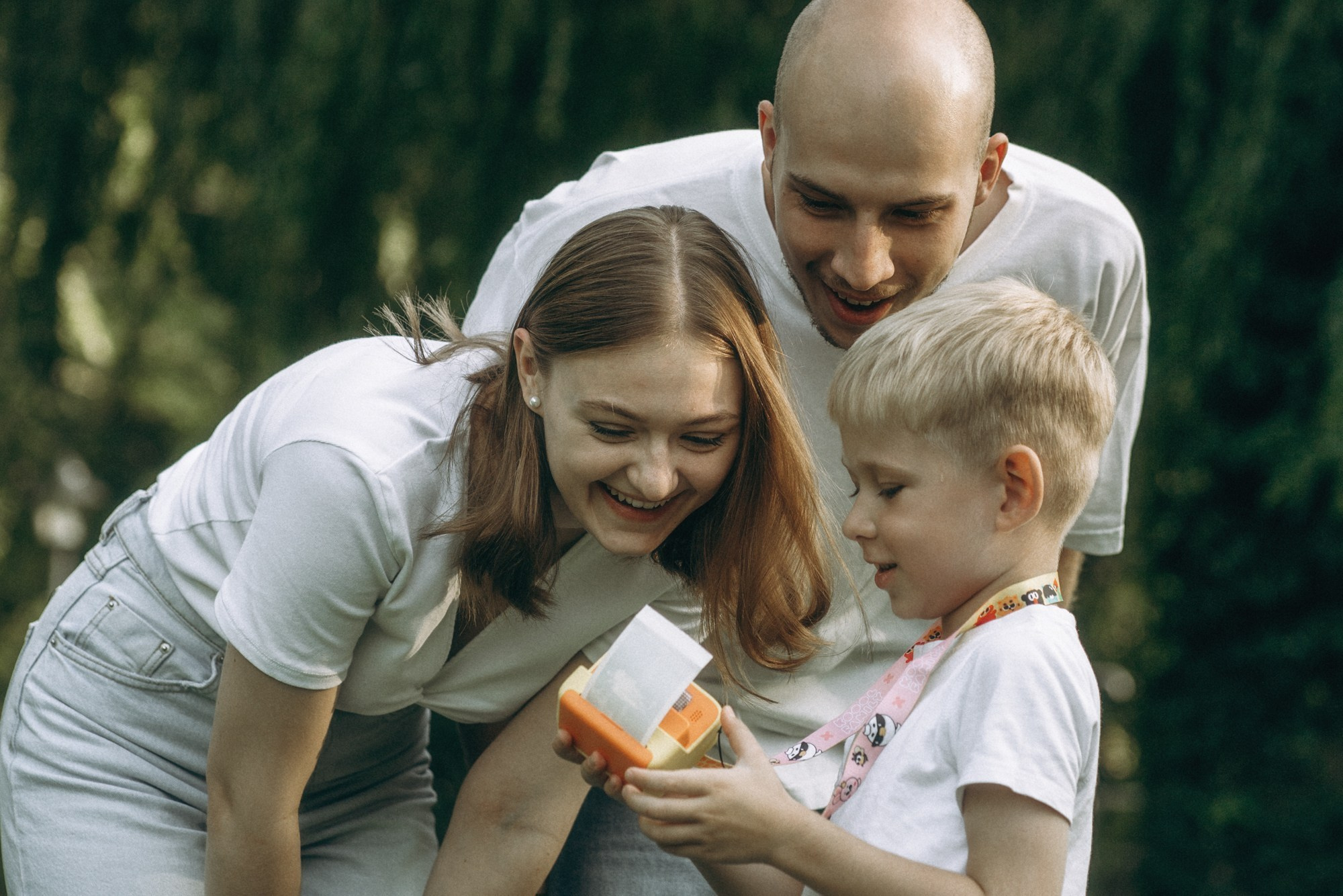 Familienfotografie in Dresden – glückliche Eltern spielen mit ihrem Kind im Freien, natürliche und emotionale Momente