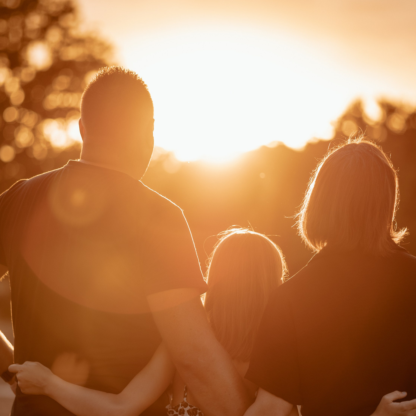 Gezin lacht samen tijdens spontane familiefotoshoot in het park - Kapture Fotografie