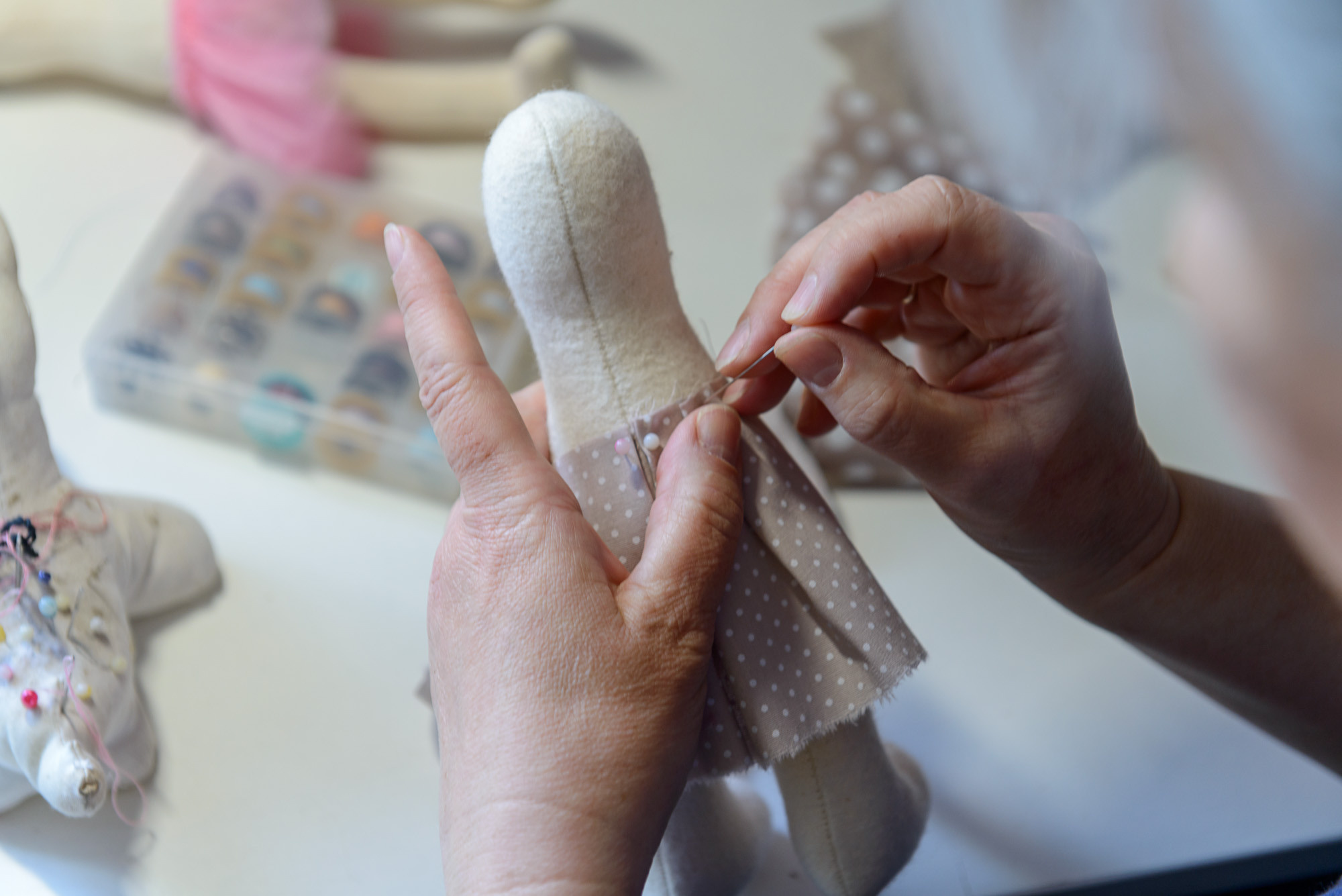 Мастер игрушек Ирина Прилукова шьет зайца