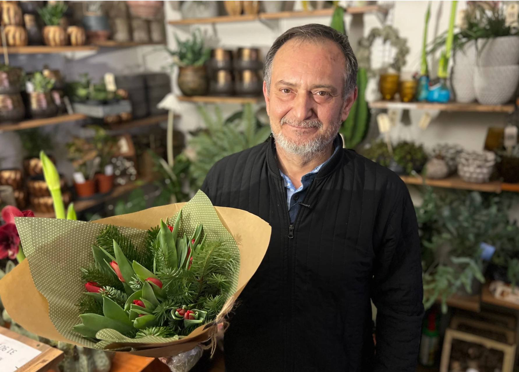 Dagen før første søndag i advent, en travl tid for Akropolis Blomster med mange blomsterkøb og juledekorationer, skete noget uventet. Savas Gülez, ejer af Akropolis Blomster, modtog et opkald, han troede var en ond drøm. Politiet var til stede i butikken, da flammer opstod i baglokalet. Den sandsynlige årsag var en gammel el-installation, der selvantændte. Heldigvis blev situationen hurtigt håndteret, og Akropolis Blomster kunne fortsætte deres service til kunderne i Aarhus og omegn.