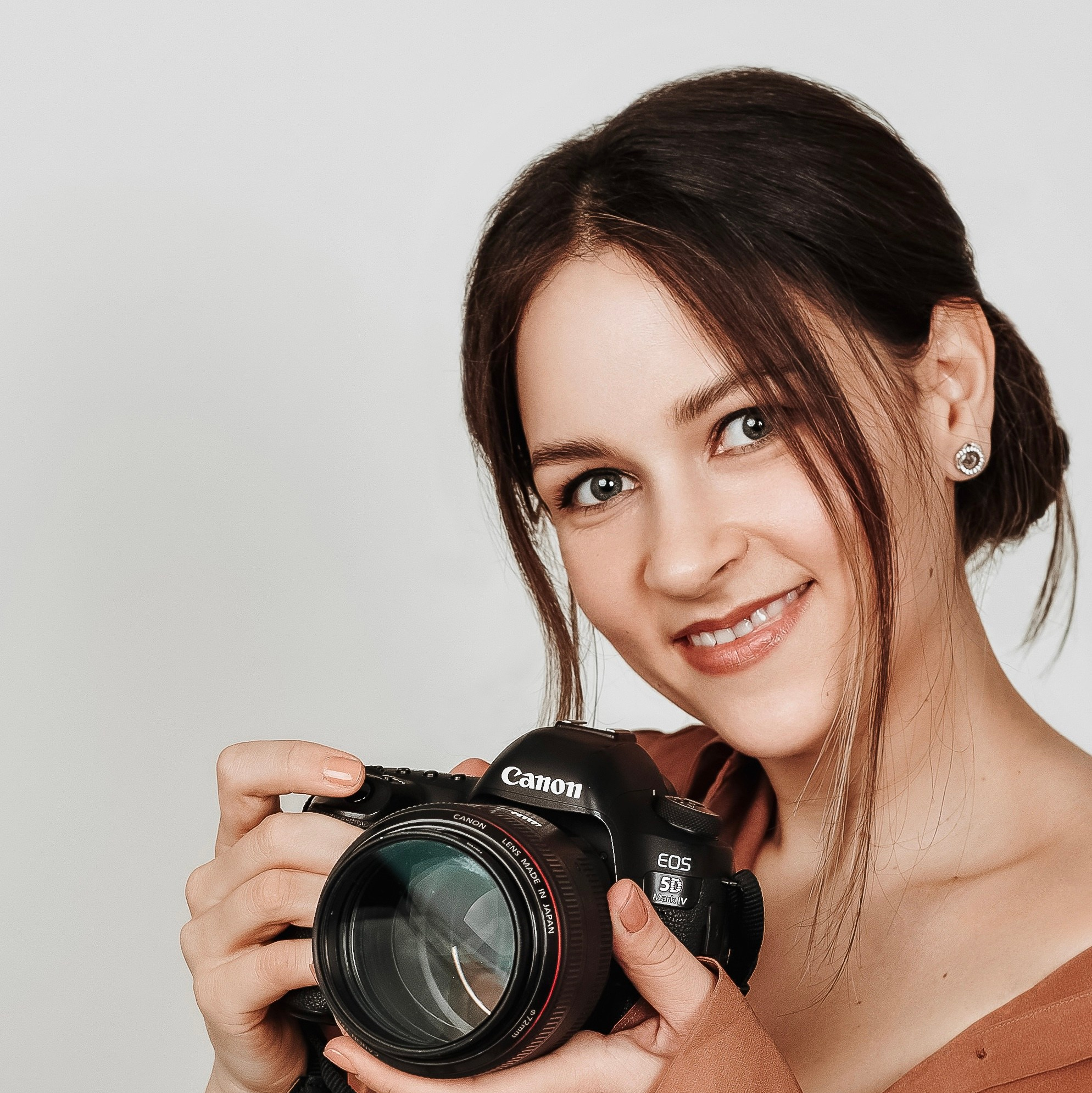 Valokuvausta Helsingissä, Uudella Maalla ja muualla Suomessa. Olen valokuvaaja, joka kuvaa hääkuvia ja tapahtumia