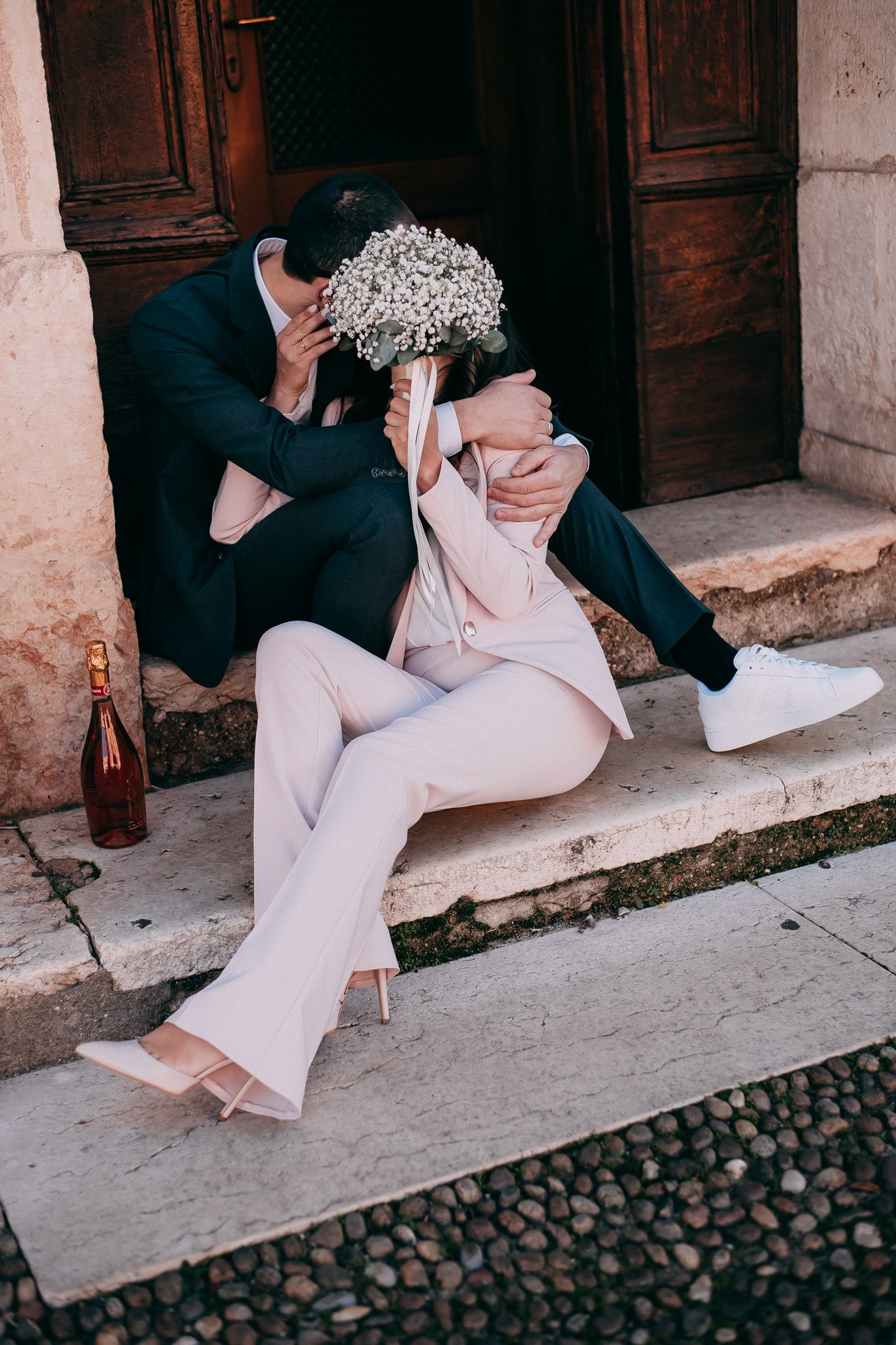 Bacio tra sposi – momento intimo ed emozionante del matrimonio