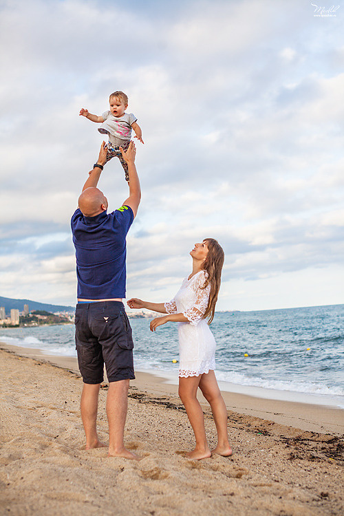 Sesión fotográfica familiar en la playa en Barcelona. Fotógrafo en Barcelona  Maslik Yulia