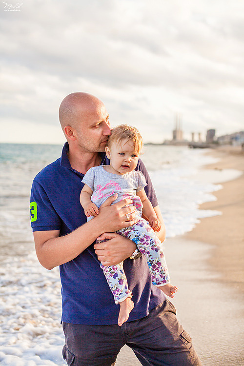 Sesión fotográfica familiar en la playa en Barcelona. Fotógrafo en Barcelona  Maslik Yulia