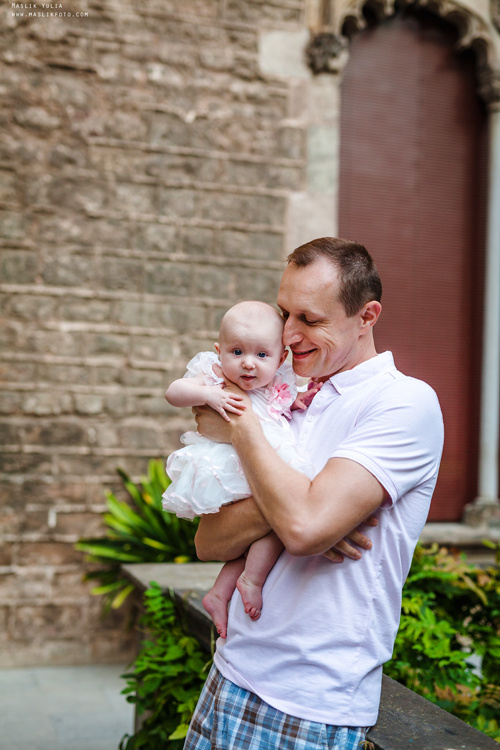 Sesión fotográfica familiar de verano en Barcelona. Fotógrafo en Barcelona  Maslik Yulia