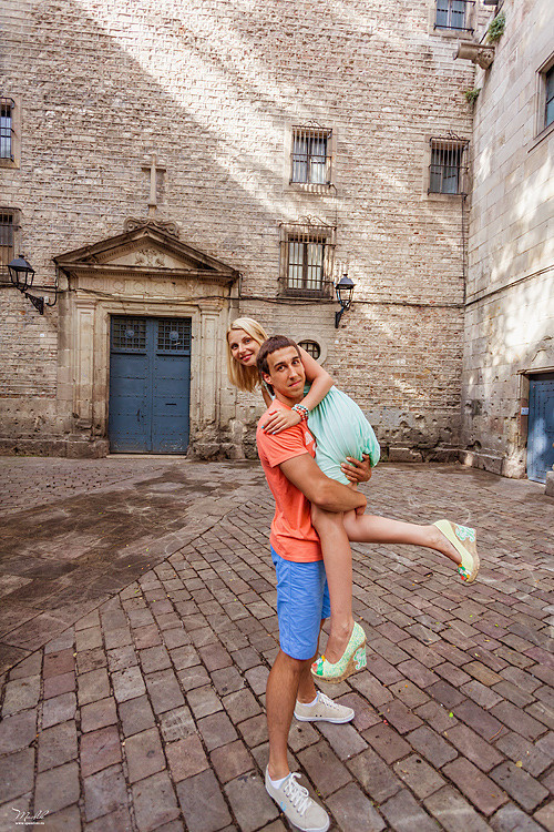 Dziarska rodzinna sesja zdjęciowa w Barcelonie. Fotograf w Barcelonie Hiszpanii Maslik Yulia