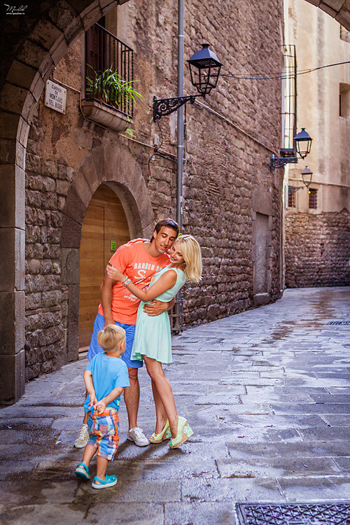 Dziarska rodzinna sesja zdjęciowa w Barcelonie. Fotograf w Barcelonie Hiszpanii Maslik Yulia