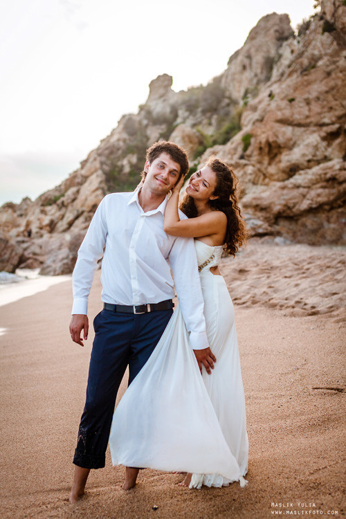 Sesión de fotos de boda de playa en España. Fotógrafo en Barcelona  Maslik Yulia